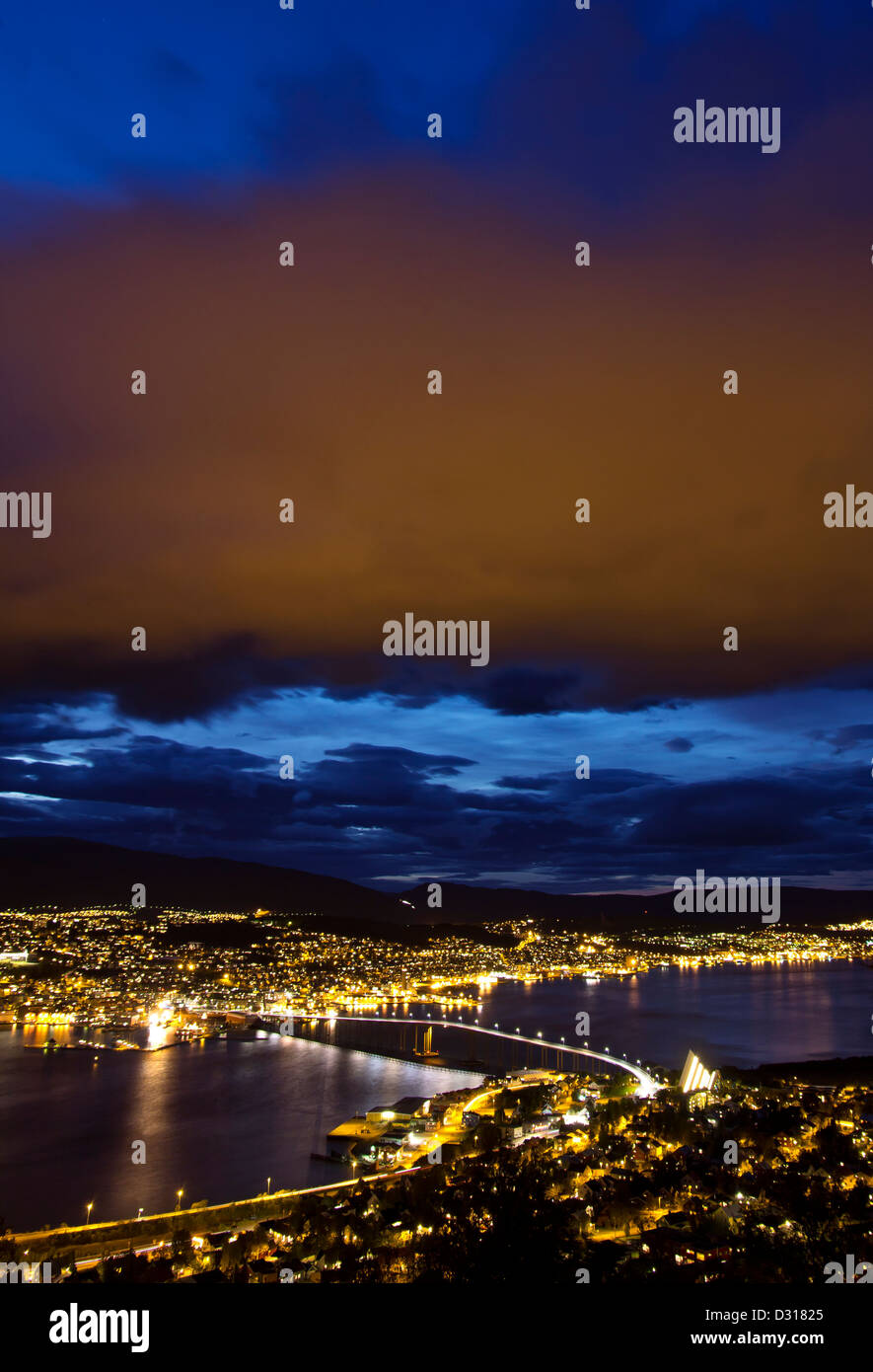 Plus haute vue aérienne de nuit Tromso - nuages rougeoyant sur à de la ville, reflétant les lumières de la ville. Banque D'Images
