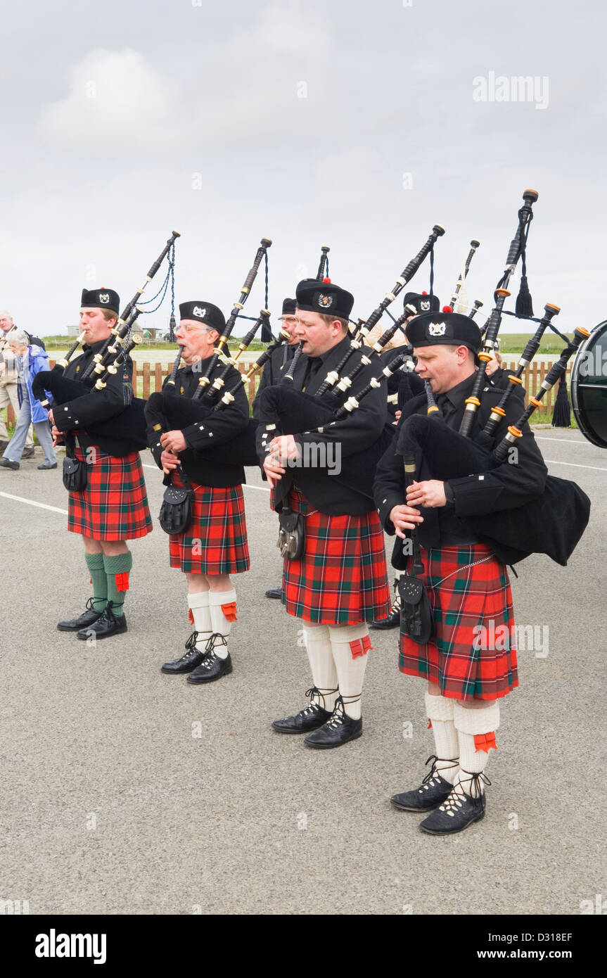 Scottish Pipe Band jouer à un événement local sur l'île de Sanday, Orkney Islands, en Écosse. Banque D'Images