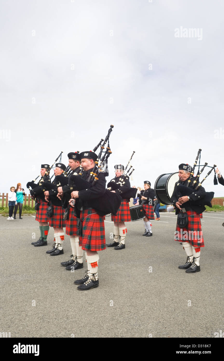 Scottish Pipe Band jouer à un événement local sur l'île de Sanday, Orkney Islands, en Écosse. Banque D'Images