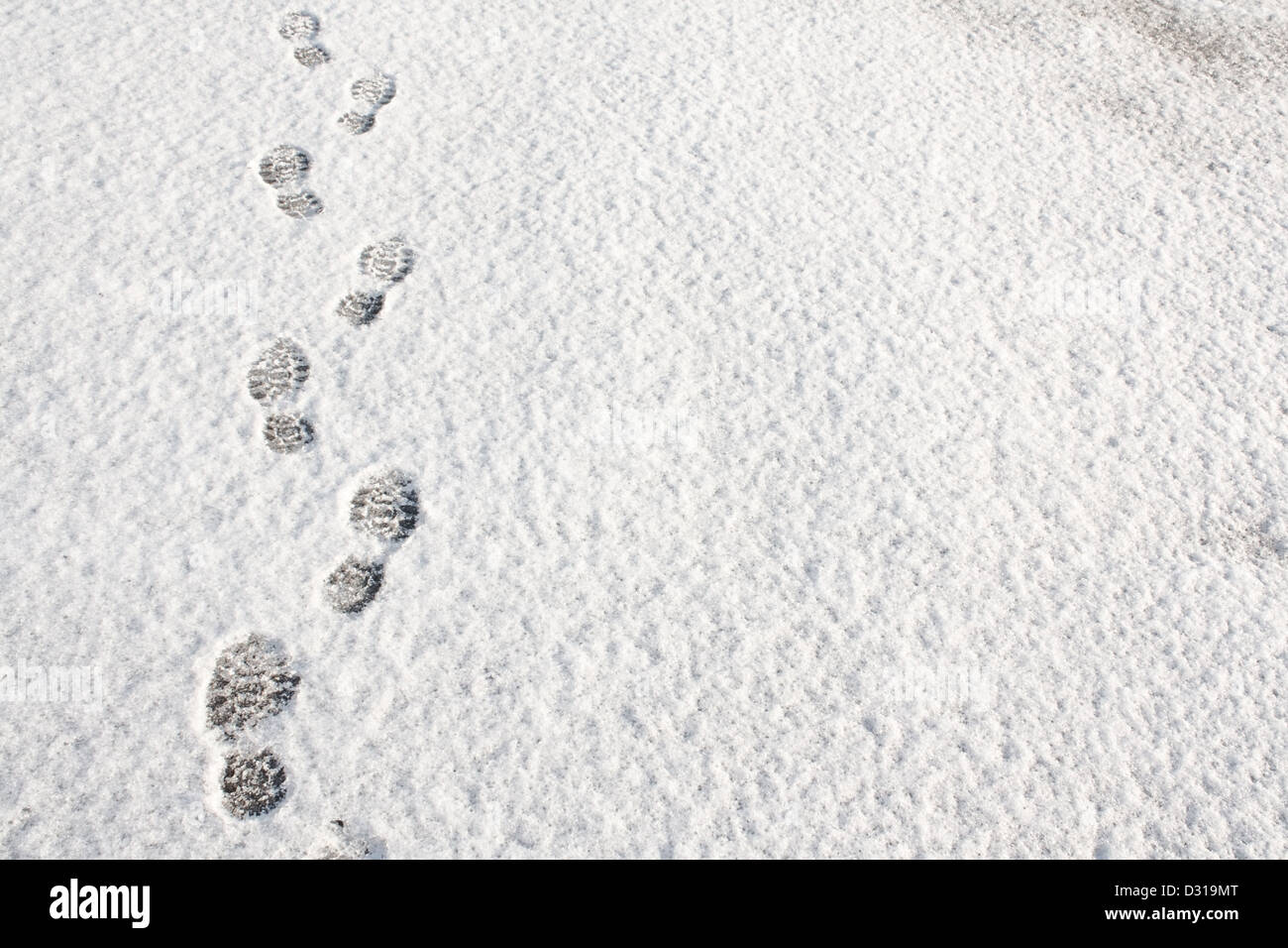 Des traces de pas dans la neige fraîche background concept idéal pour les chaussures d'hiver Banque D'Images