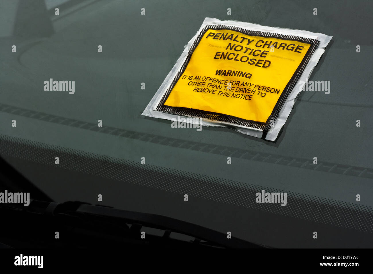 Billet de stationnement bloqué sur un pare-brise de voiture les pénalités ou les amendes Banque D'Images