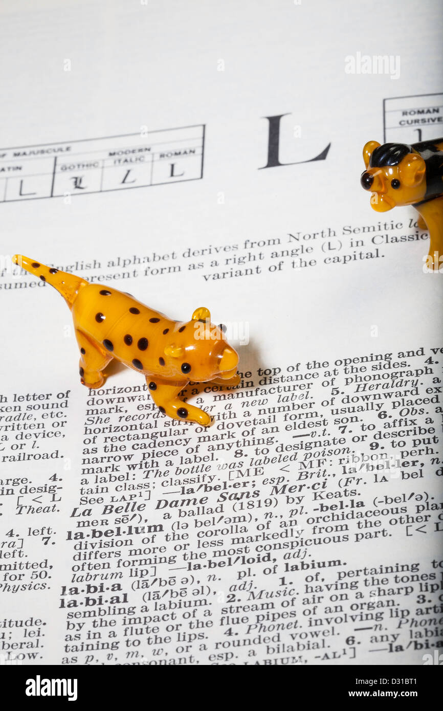 La lettre L dans le dictionnaire avec Leopard et Lion jouet , Still Life Banque D'Images