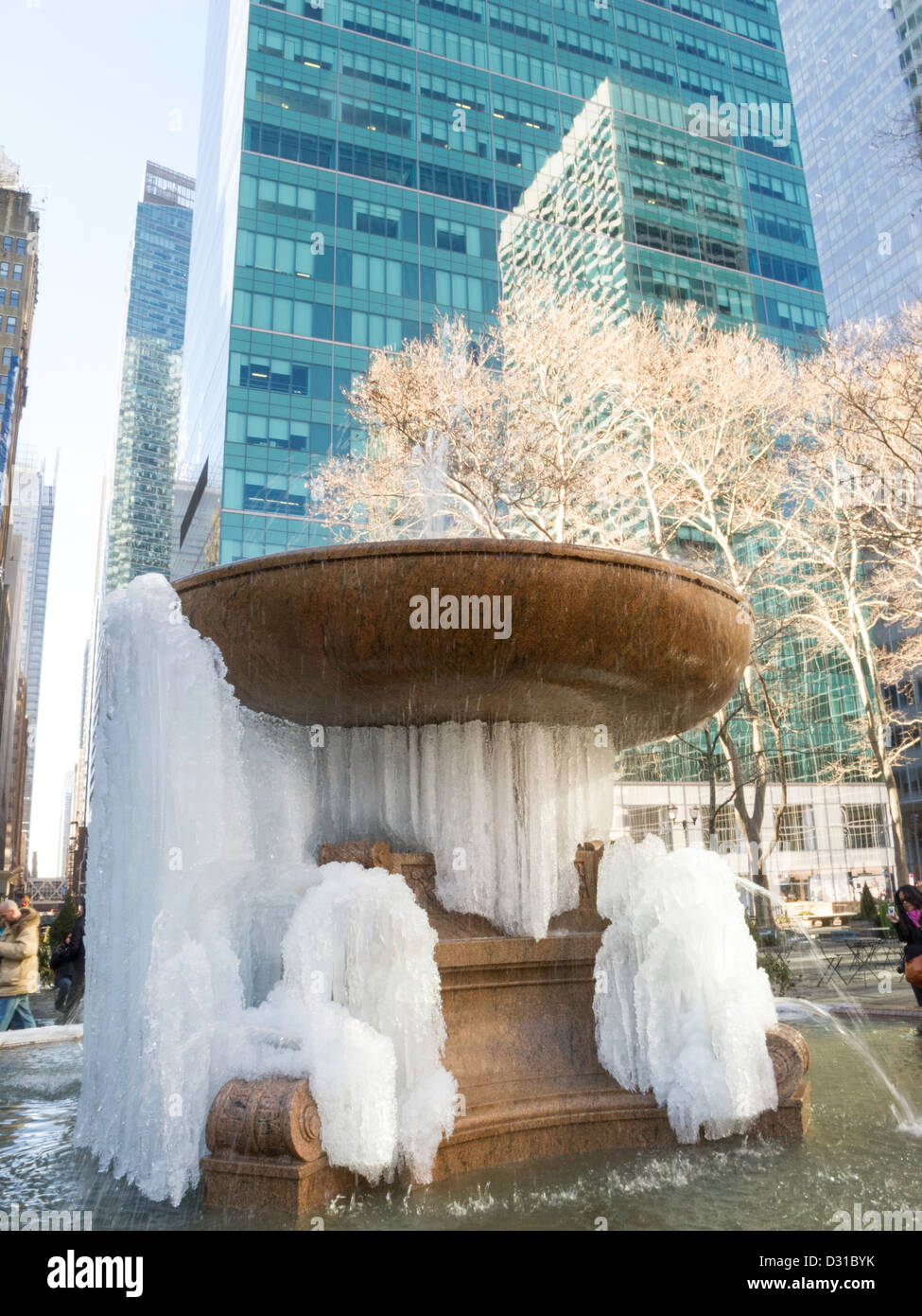 La Josephine Shaw Lowell Memorial Fountain, gelé pendant la tempête Khan, Bryant Park, NYC Banque D'Images