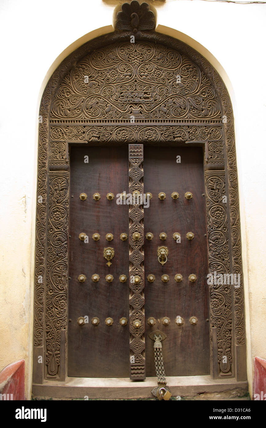 Vieille porte décorée de Zanzibar, Lamu, archipel de Lamu, Kenya Banque D'Images