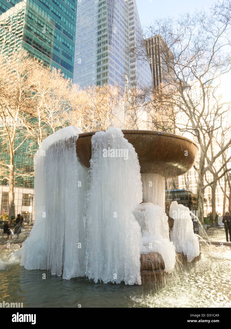 La Josephine Shaw Lowell Memorial Fountain, gelé pendant la tempête Khan, Bryant Park, NYC Banque D'Images