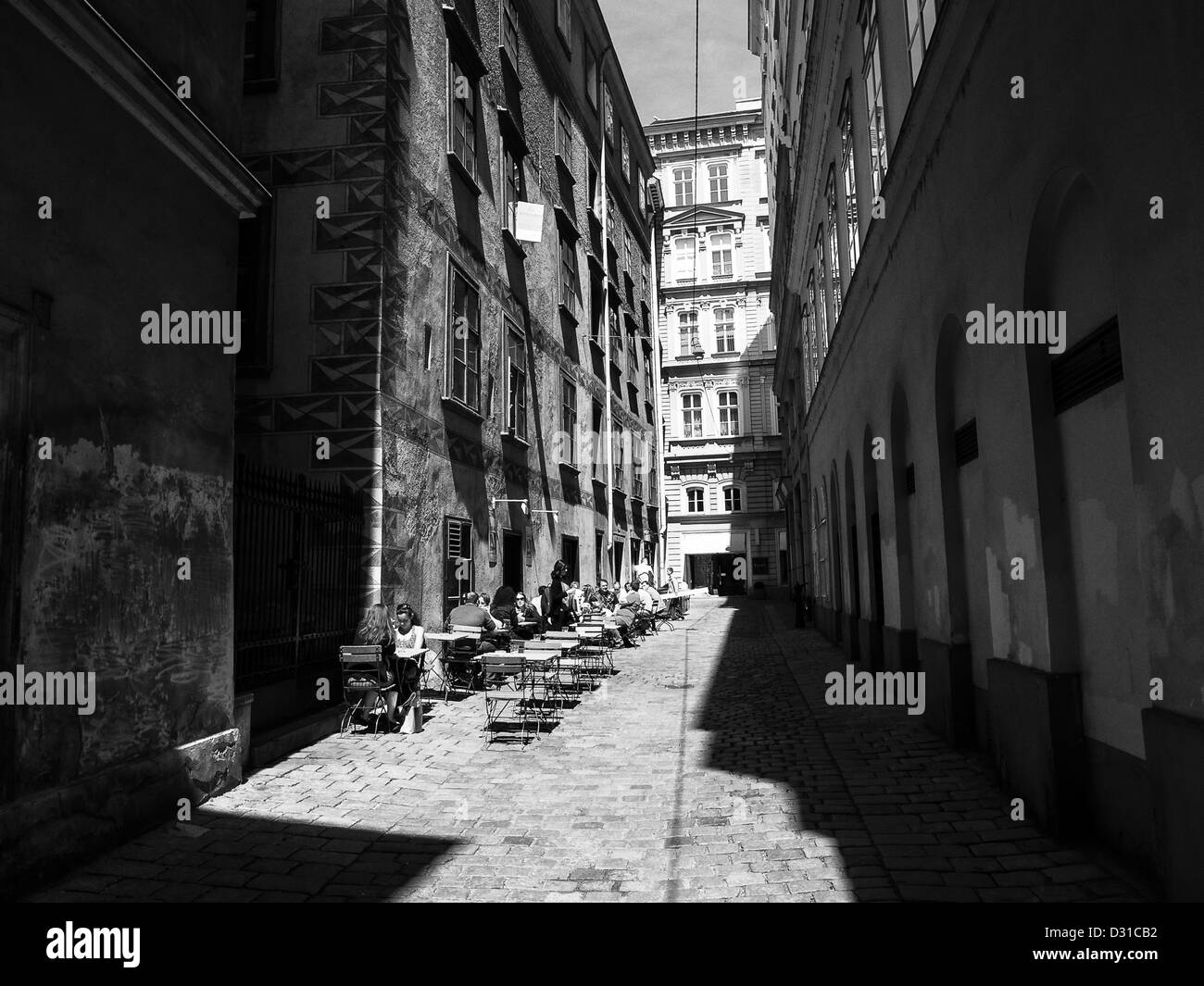 Un café dans une rue étroite dans le vieux vienne Banque D'Images