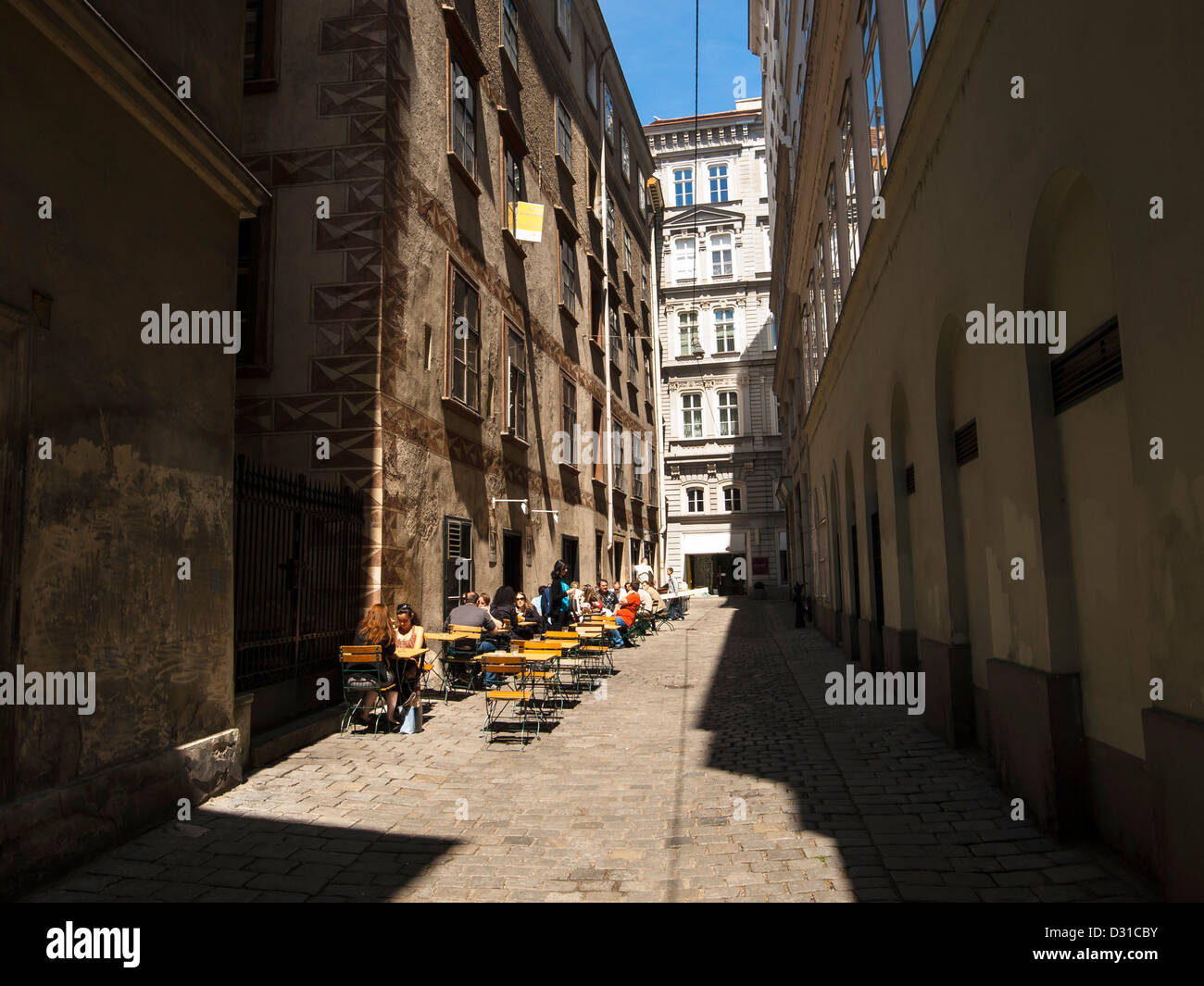 Un café dans une rue étroite dans le vieux vienne Banque D'Images