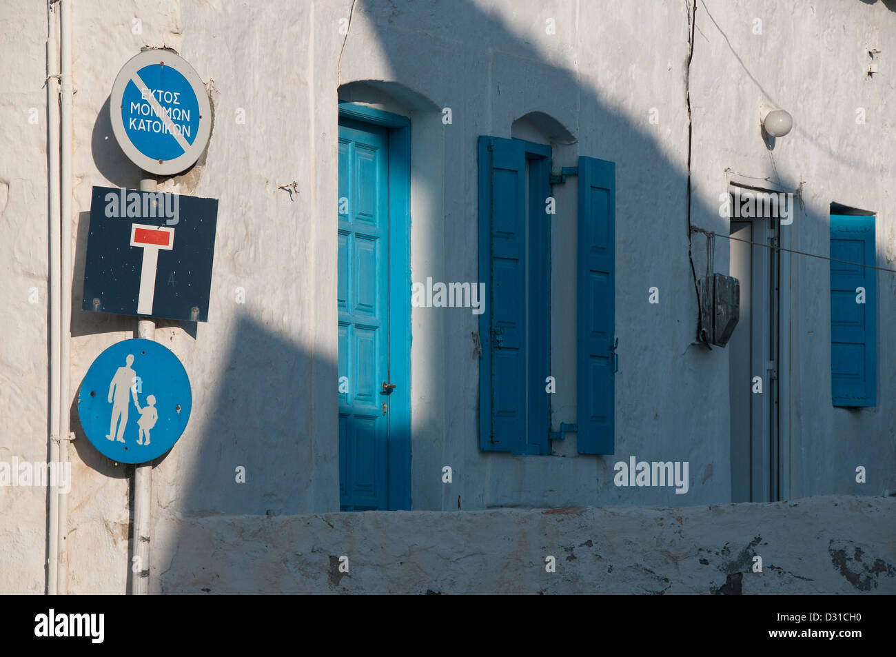 Le grec de la signalisation routière, des volets bleus et des portes. Banque D'Images