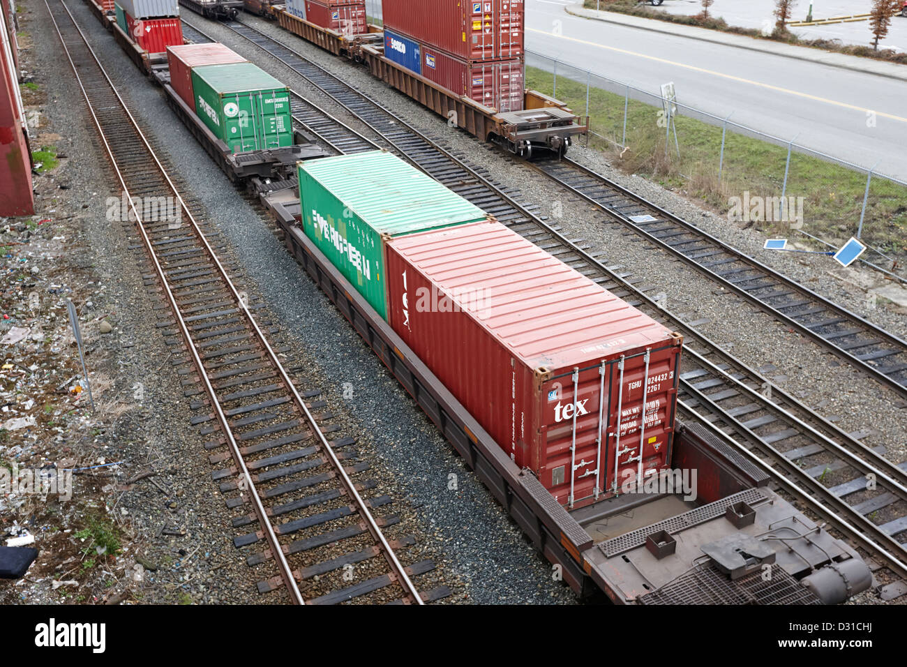 Evergreen et tex des conteneurs d'expédition de fret sur les wagons de marchandises du train de chenilles Vancouver BC Canada Banque D'Images