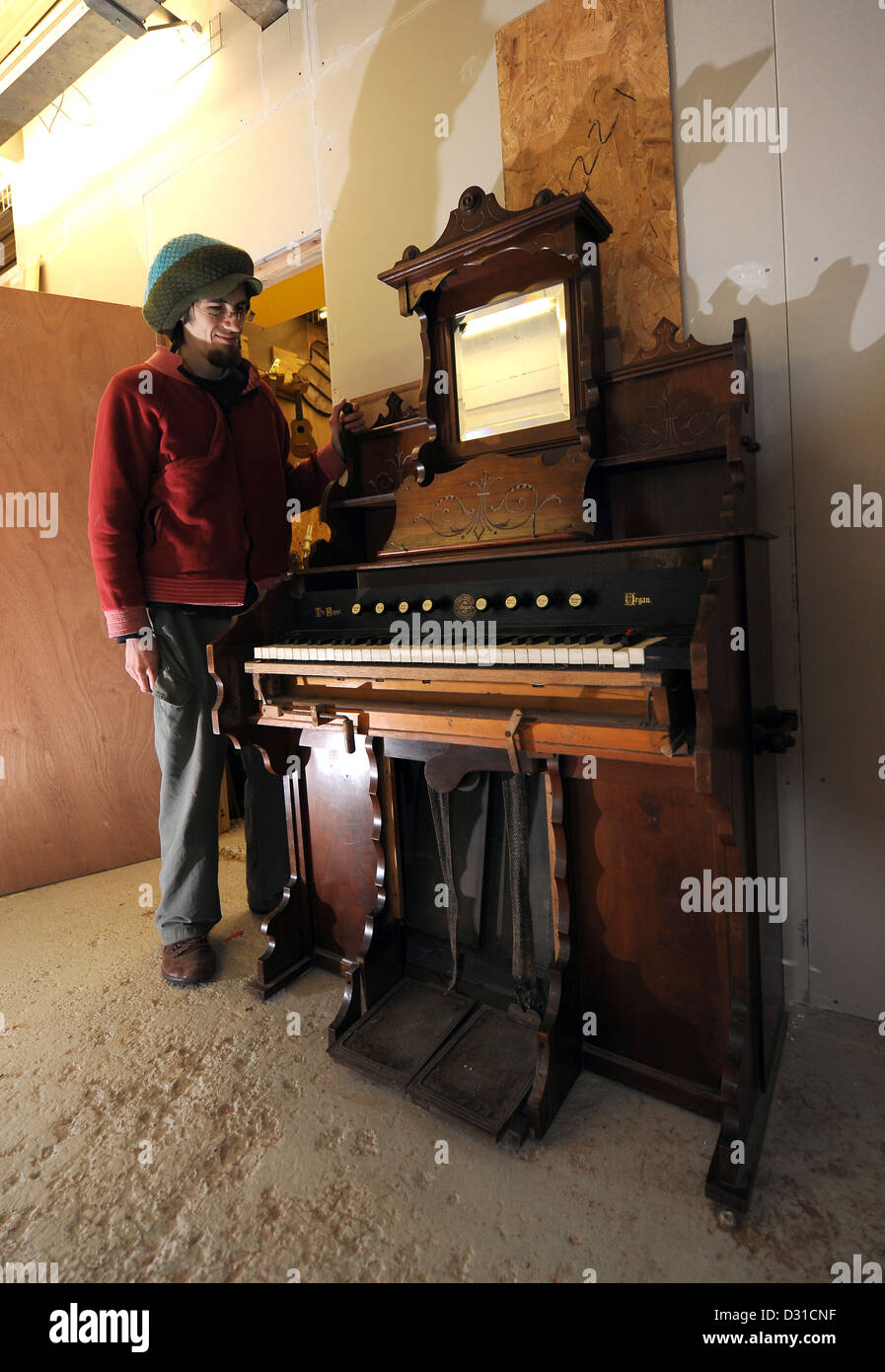 Tim Lloyd a un vieil orgue à l'époque victorienne qu'il essaie de trouver un nouveau foyer à Banque D'Images