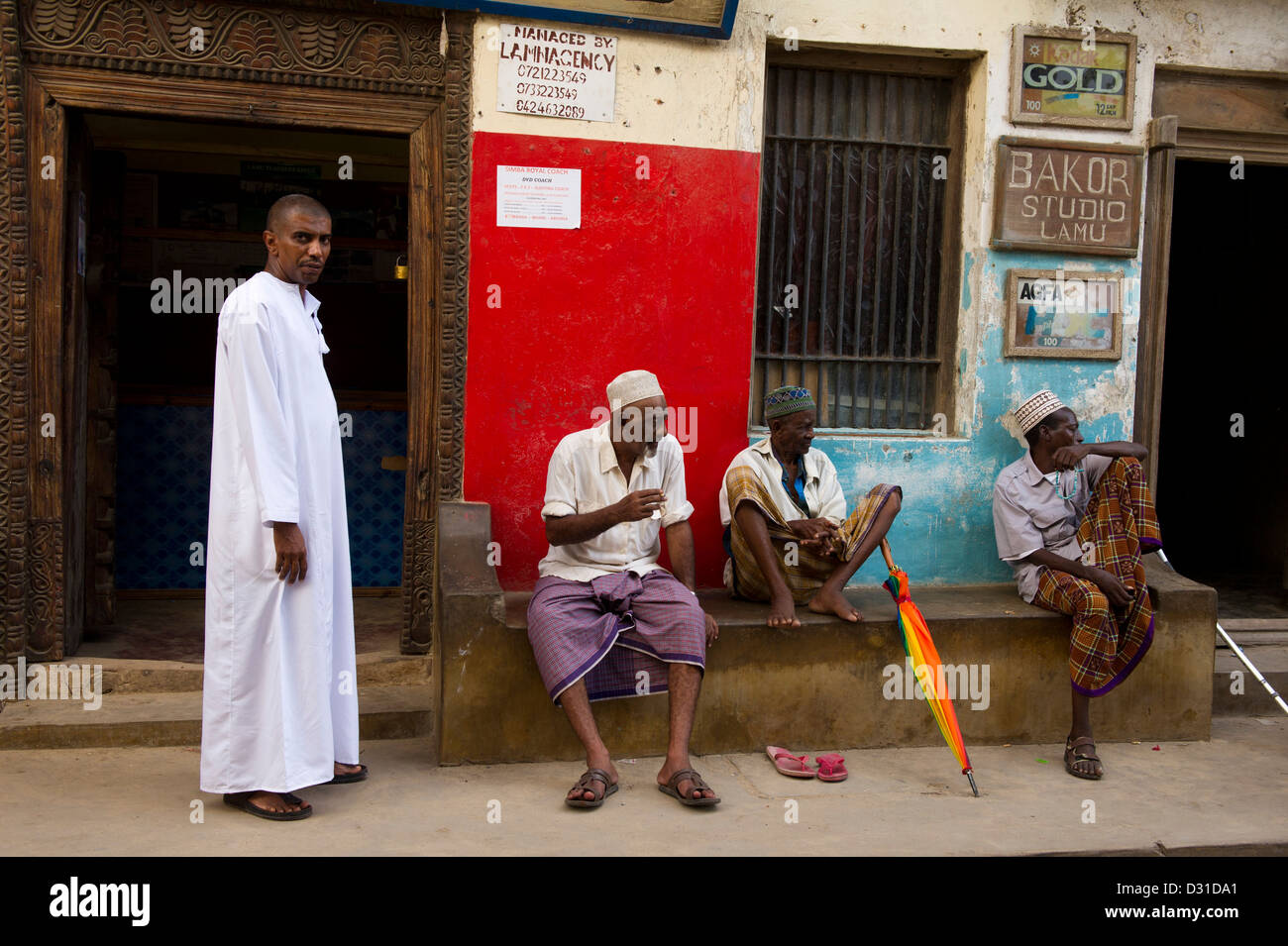 Hommes parlant dans l'allée, scène de rue, Lamu, archipel de Lamu, Kenya Banque D'Images