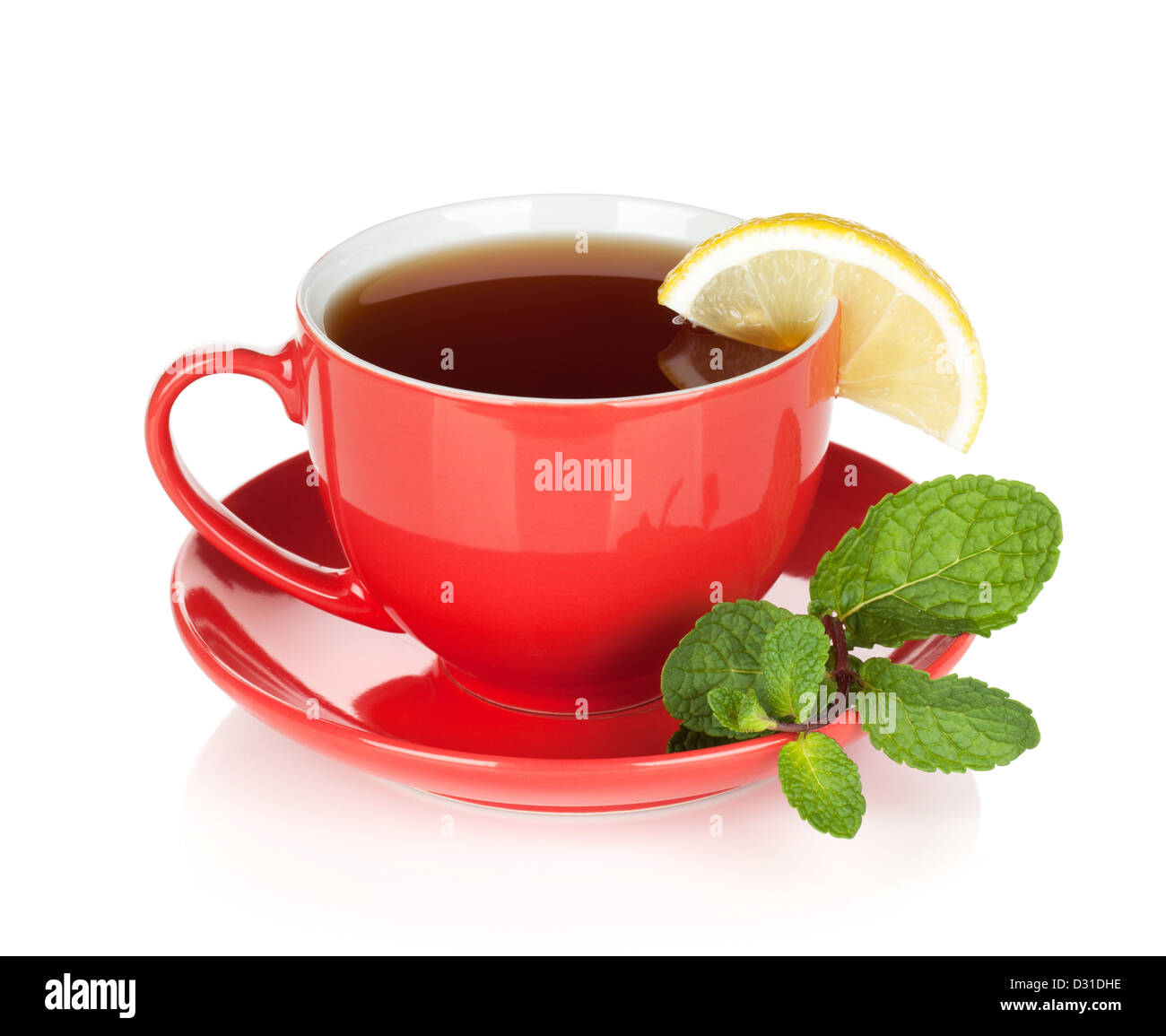 Tasse de thé rouge avec citron et menthe. Isolé sur fond blanc Banque D'Images