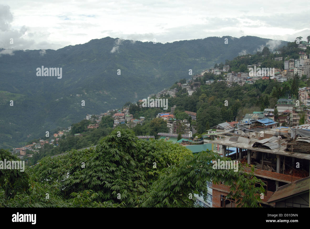 General-View d'une des collines à Gangtok (Sikkim). Montrant de petites maisons sur les pentes. Banque D'Images