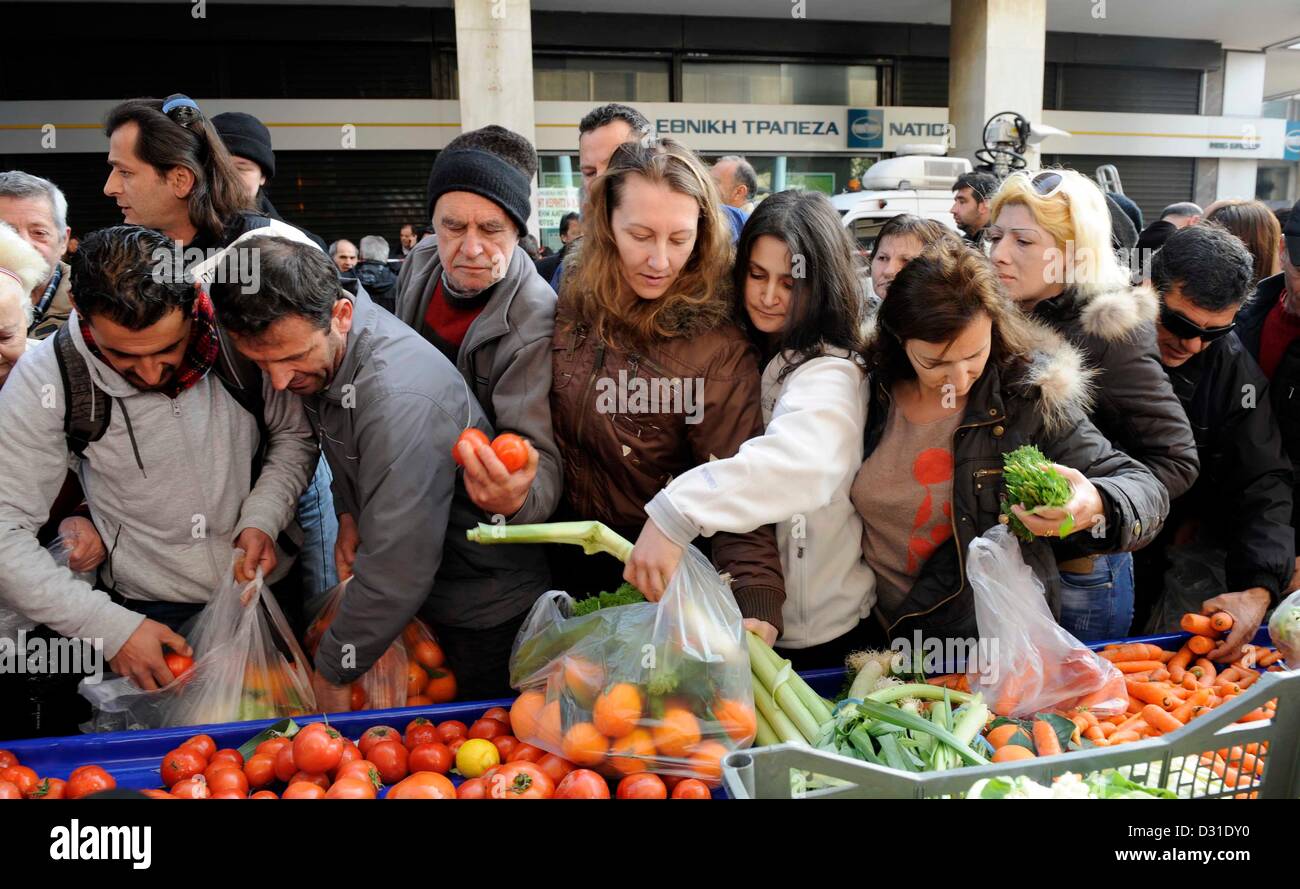 Athènes, Grèce. 6e février 2013. Les agriculteurs a distribué environ 50 tonnes de fruits et légumes gratuitement devant le ministère du Développement Agricole à Athènes, Grèce le 06.02.2013. C'était une protestation contre l'augmentation des coûts de production. Photo : Giorgos Nikolaidis Art de Focus/ Alamy Live News Banque D'Images