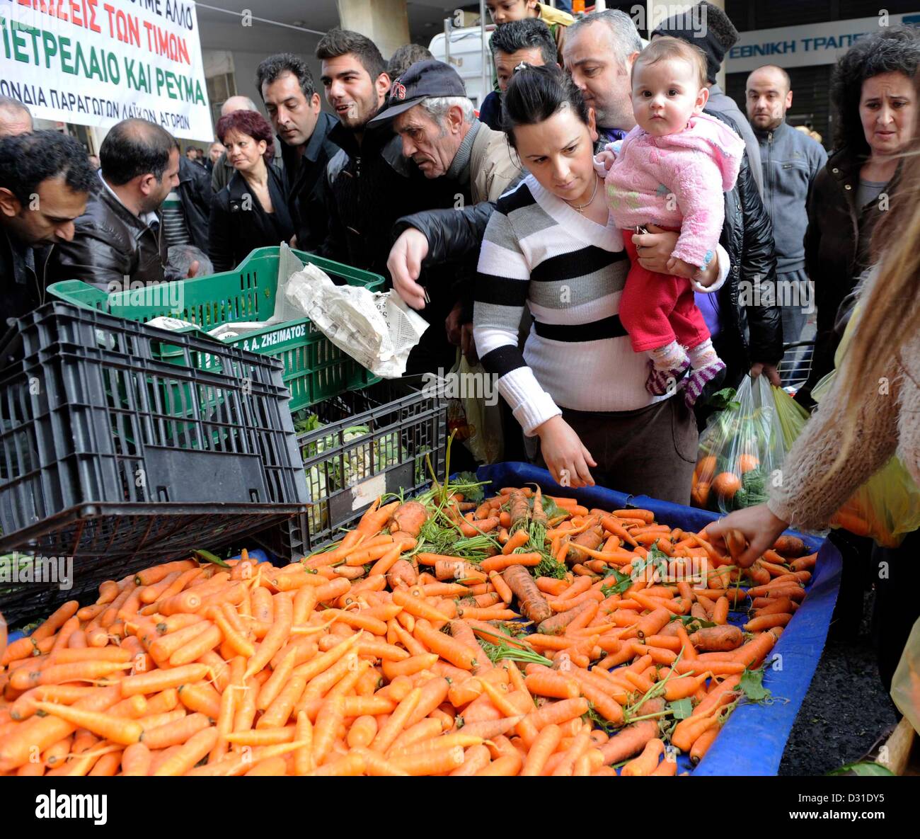 Athènes, Grèce. 6e février 2013. Les agriculteurs a distribué environ 50 tonnes de fruits et légumes gratuitement devant le ministère du Développement Agricole à Athènes, Grèce le 06.02.2013. C'était une protestation contre l'augmentation des coûts de production. Photo : Giorgos Nikolaidis Art de Focus/ Alamy Live News Banque D'Images