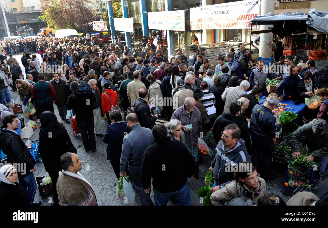 Athènes, Grèce. 6e février 2013. Les agriculteurs a distribué environ 50 tonnes de fruits et légumes gratuitement devant le ministère du Développement Agricole à Athènes, Grèce le 06.02.2013. C'était une protestation contre l'augmentation des coûts de production. Photo : Giorgos Nikolaidis Art de Focus/ Alamy Live News Banque D'Images