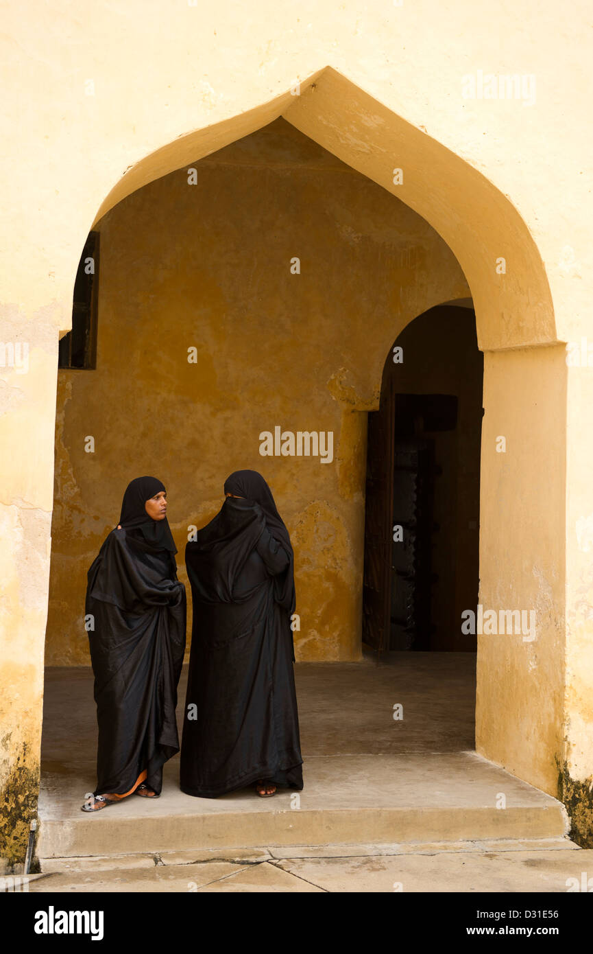 Les femmes musulmanes dans l'ancien fort, Lamu, archipel de Lamu, Kenya Banque D'Images