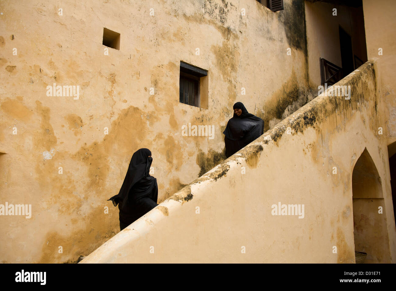 Les femmes musulmanes dans l'ancien fort, Lamu, archipel de Lamu, Kenya Banque D'Images