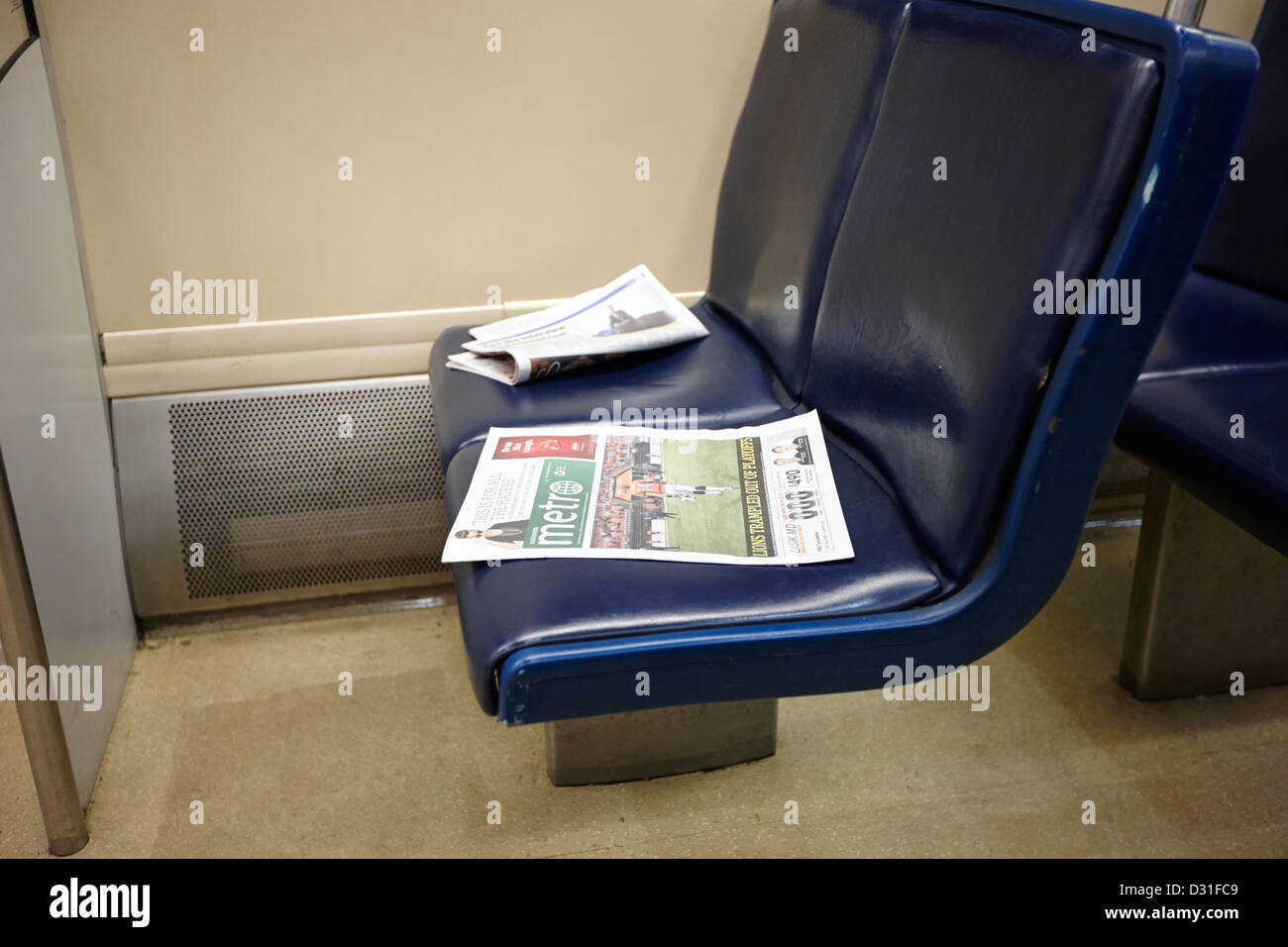 Papier gratuit metro rejetés sur place à bord de Canada Line skytrain Vancouver BC Canada Banque D'Images