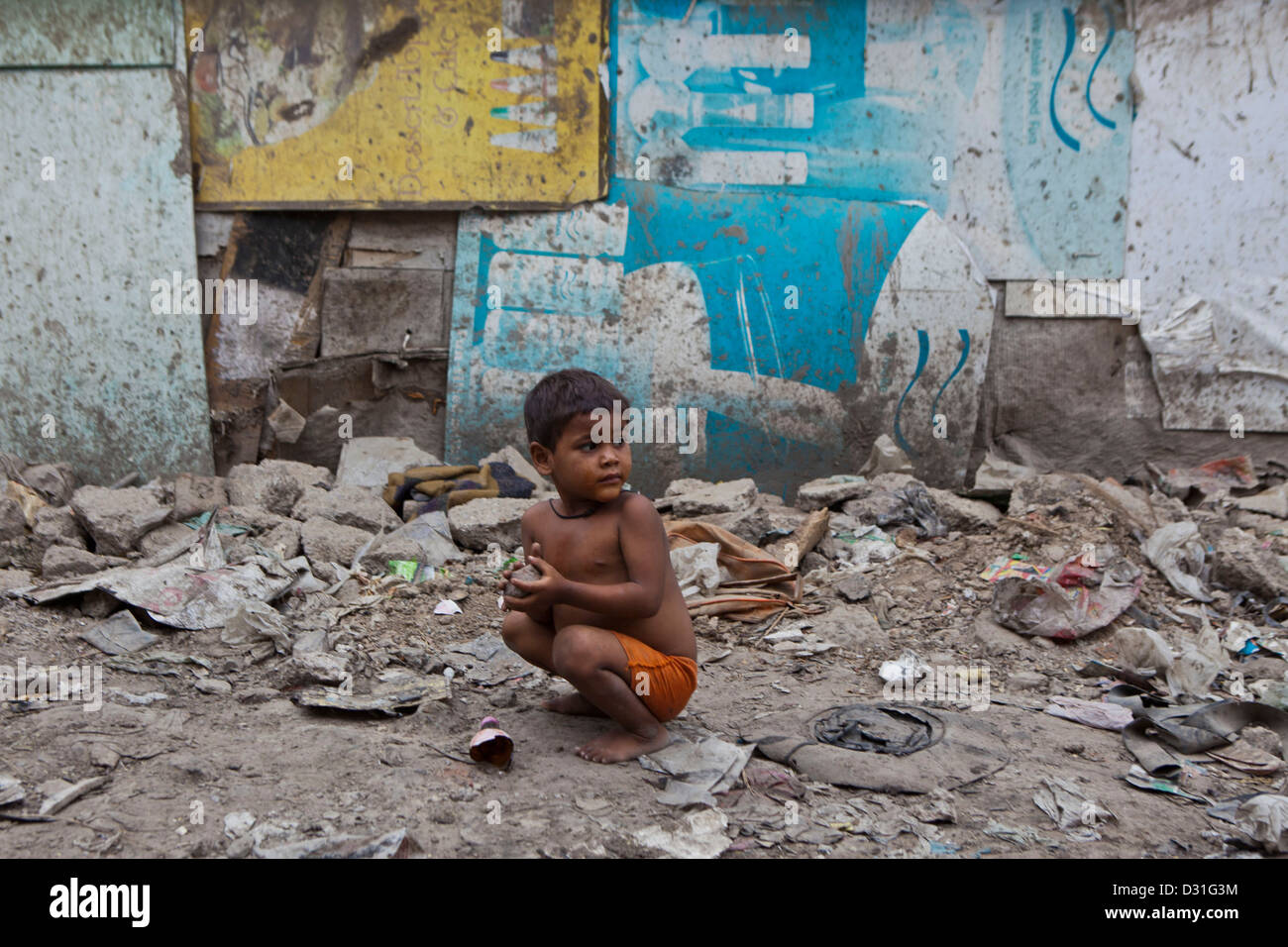 La pauvreté vivant dans Tehkhand Slum, Delhi, Inde. Petit enfant vivant parmi les débris et saletés de la saleté. Banque D'Images