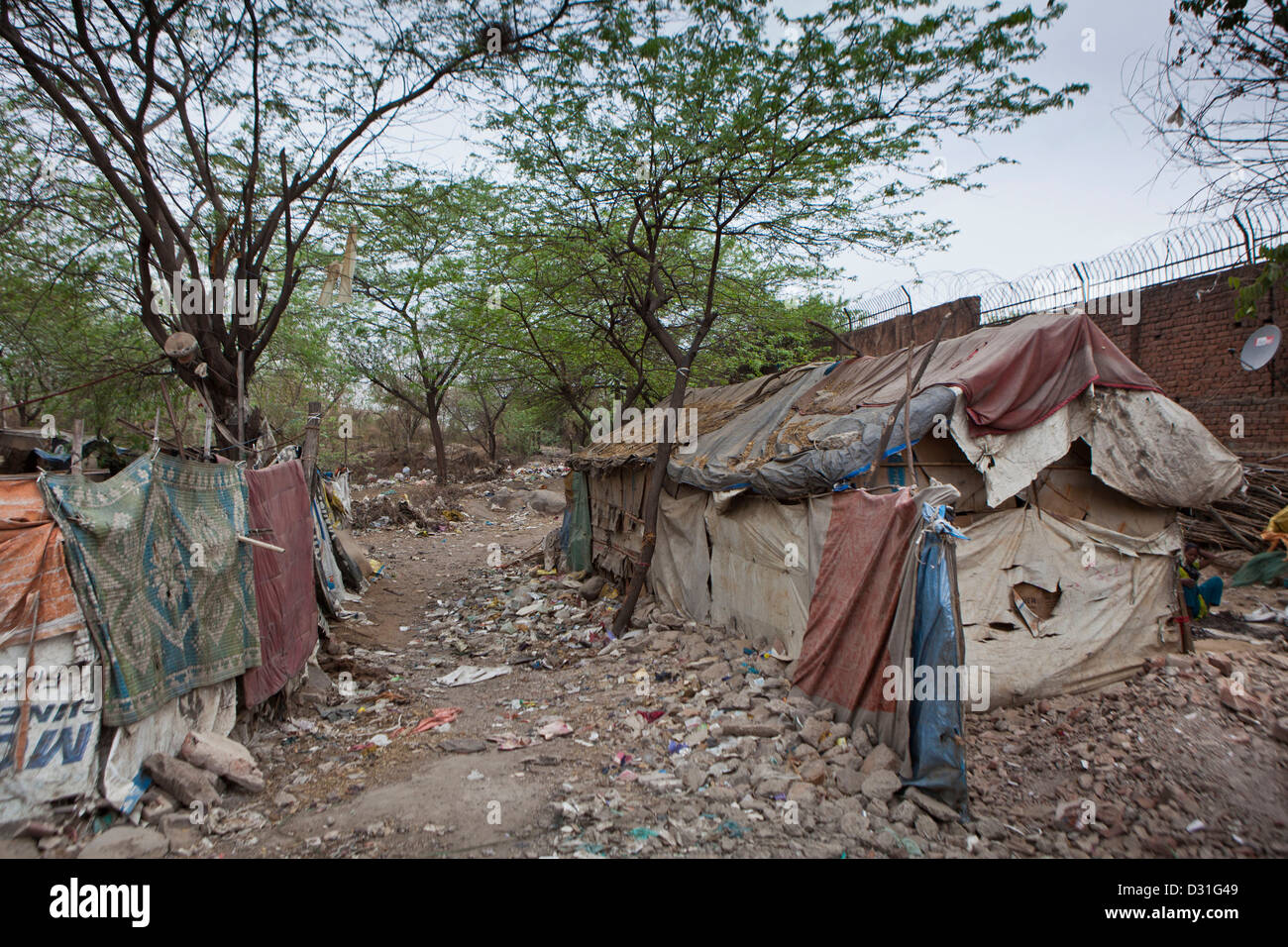 La pauvreté vivant dans Tehkhand Slum, Delhi, Inde. Petites habitations. Banque D'Images