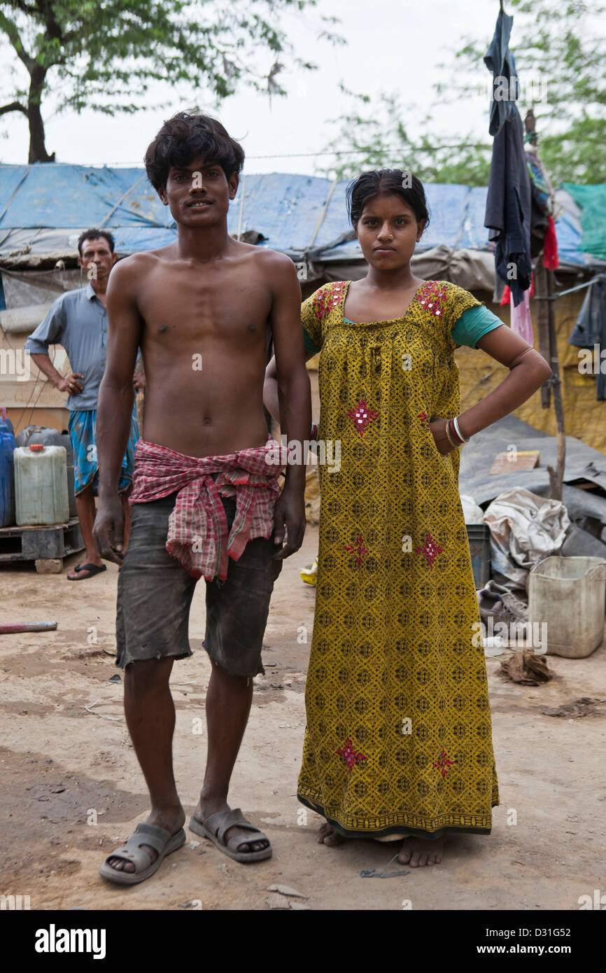 La pauvreté vivant dans Tehkhand Slum, Delhi, Inde. Mari et femme indienne se tenir ensemble. Banque D'Images