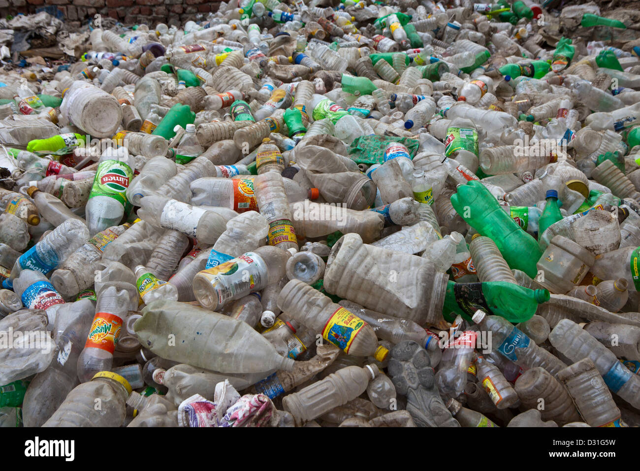 Delhi, Inde. Les bouteilles plastiques collectées comme rebut déchets, prêt pour le recyclage. Banque D'Images