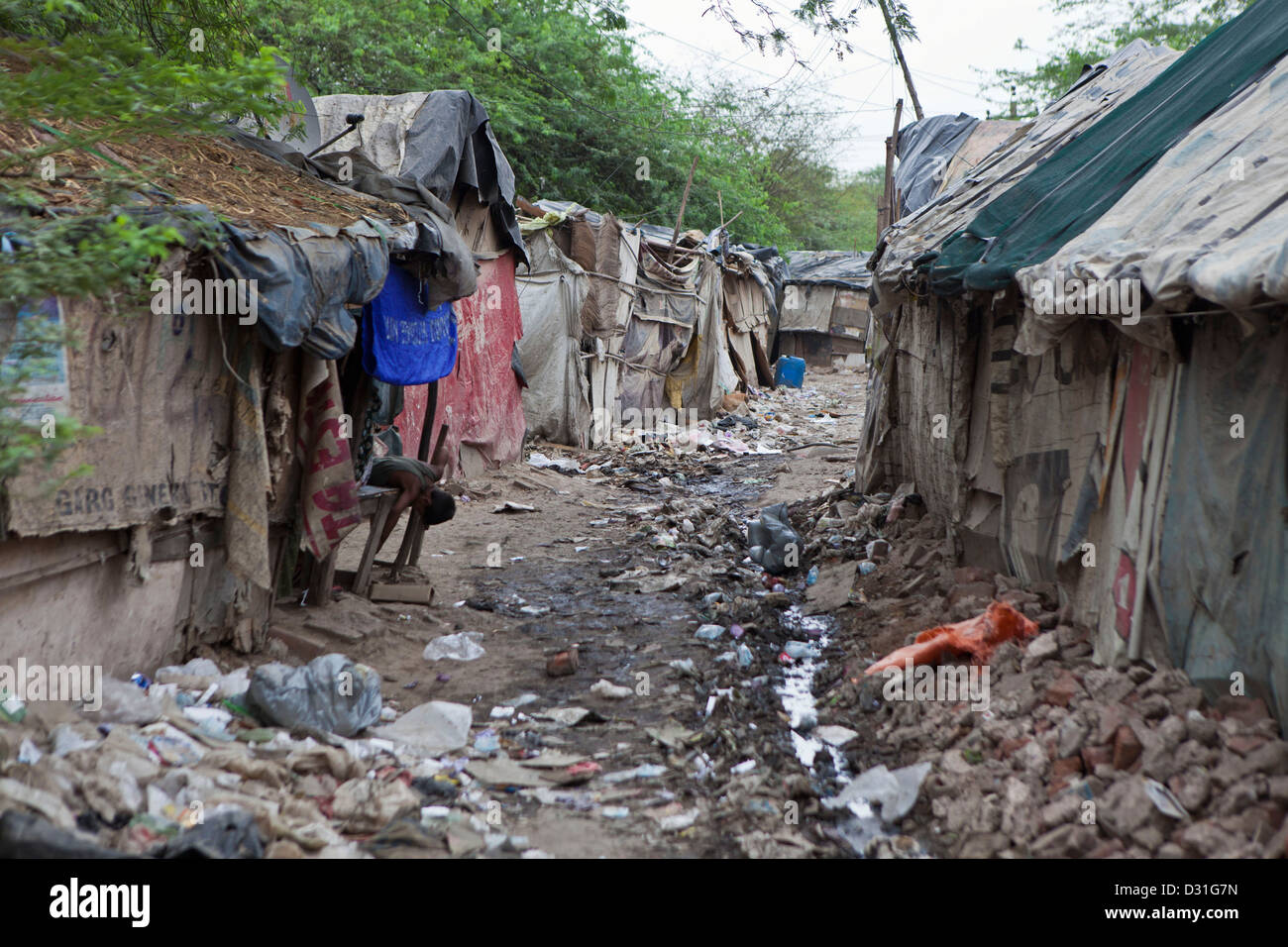 La pauvreté vivant dans Tehkhand Slum, Delhi, Inde. Maison sur s lane avec des installations sanitaires et d'égout à ciel ouvert. Banque D'Images