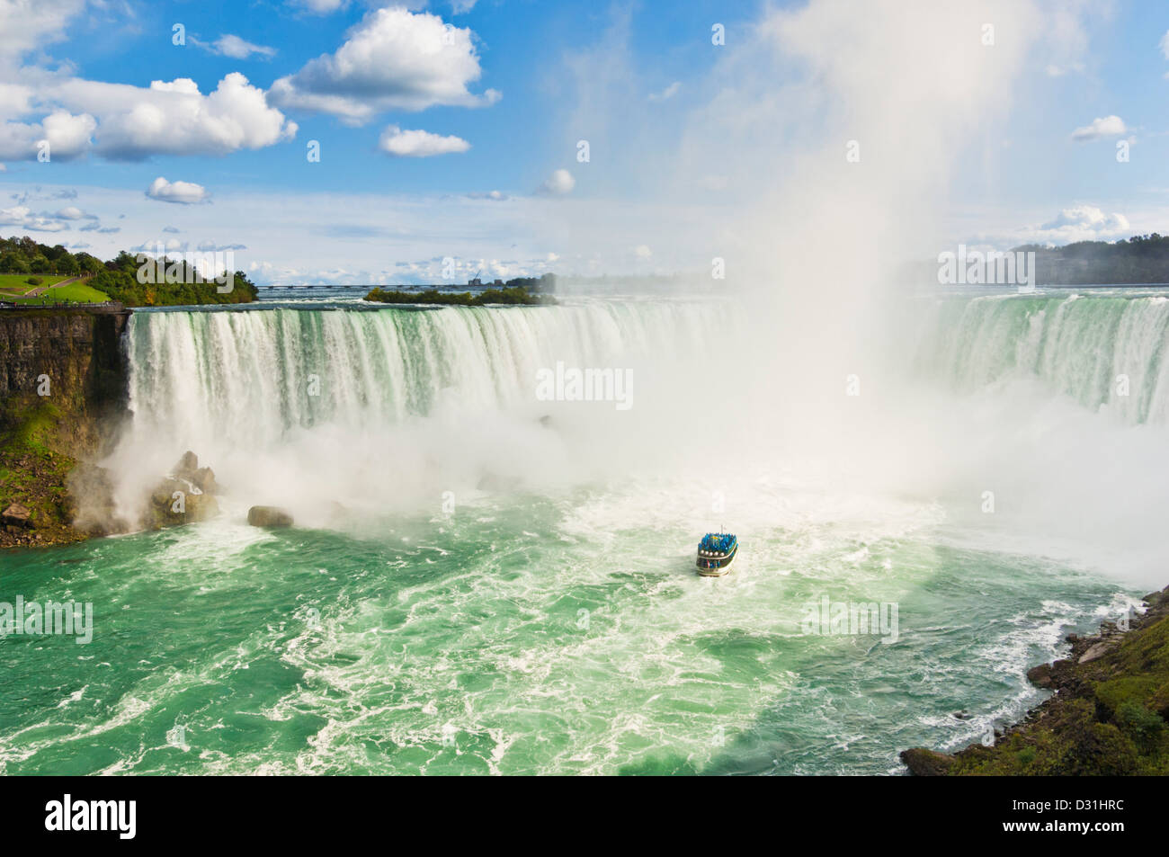 Maid of the Mist Boat cruise avec les touristes en bleu d'imperméables Horseshoe Falls sur la rivière Niagara, Ontario Canada Banque D'Images