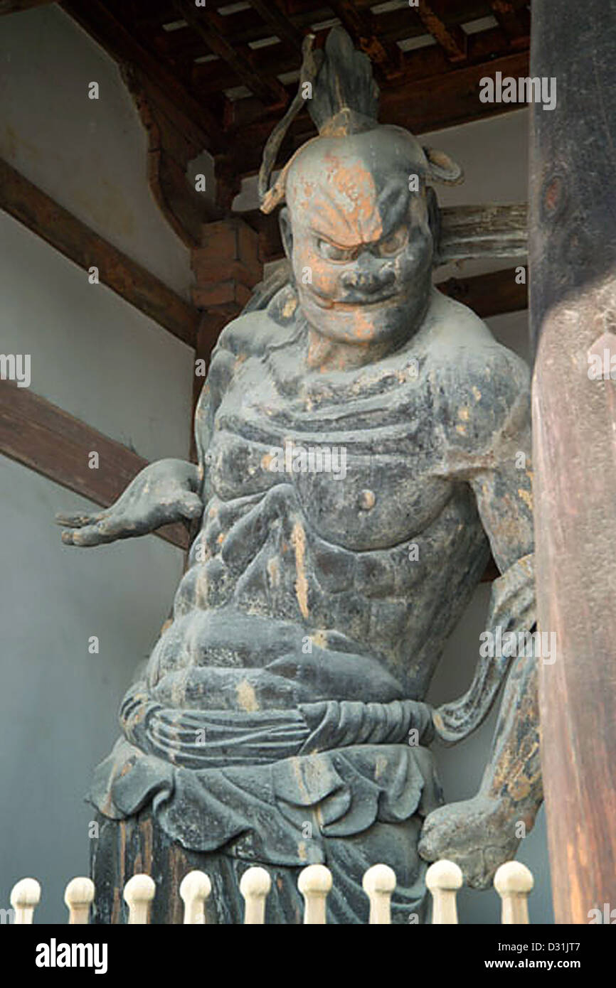 Ungyo est l'un des deux rois gardiens (NiO) du temple Horyuji dans la préfecture de Nara, au Japon. Gardien de la nuit, il est représenté dans une pose féroce, symbolisant la protection contre les mauvais esprits. Horyuji est l’un des temples bouddhistes les plus anciens et les plus importants du Japon. Banque D'Images