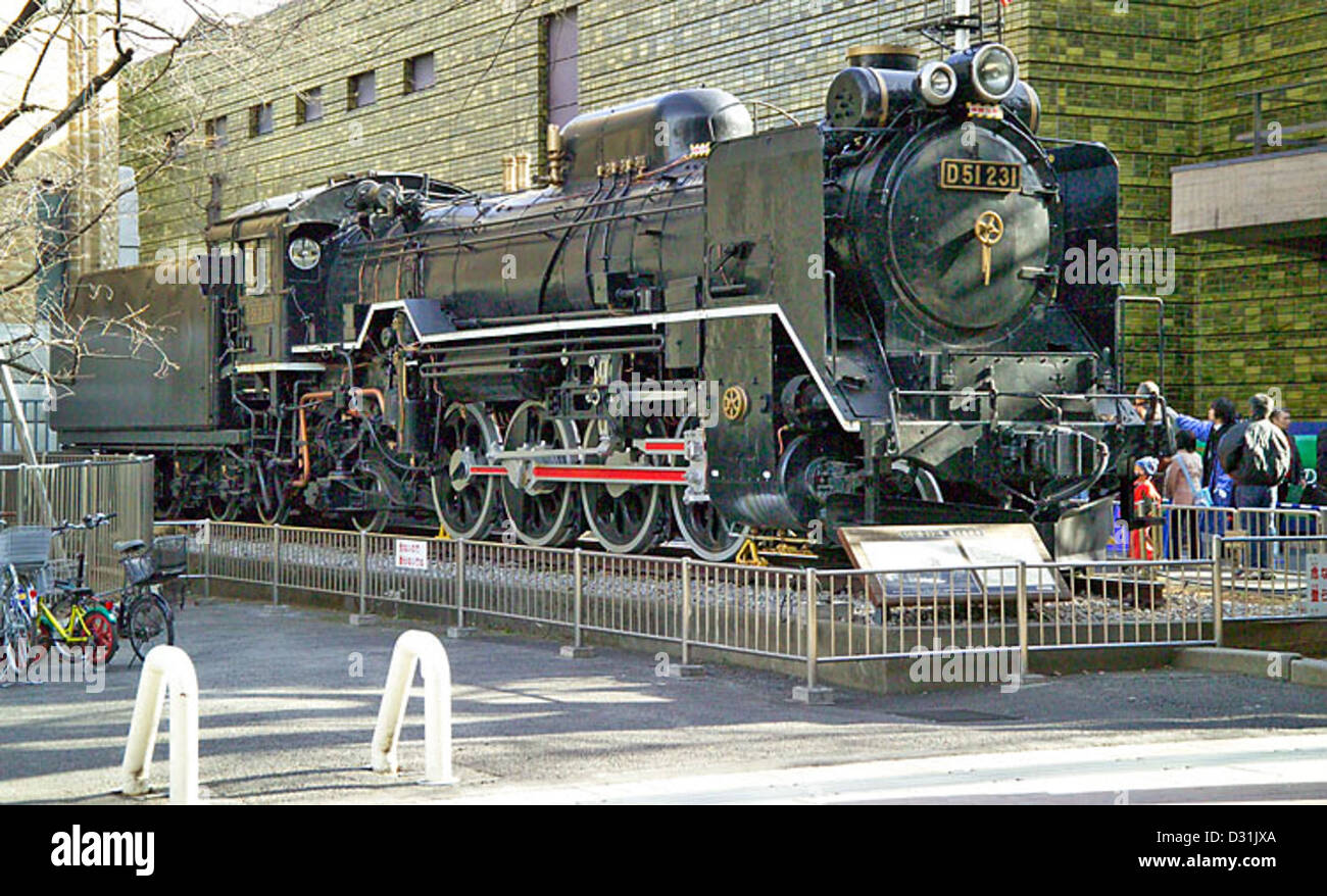La locomotive à vapeur JNR D51, pièce importante de l’histoire ferroviaire du Japon, est exposée au Musée national des sciences de Tokyo. Les visiteurs peuvent explorer son ingénierie et son importance historique dans ce musée à Ueno, Tokyo. Banque D'Images