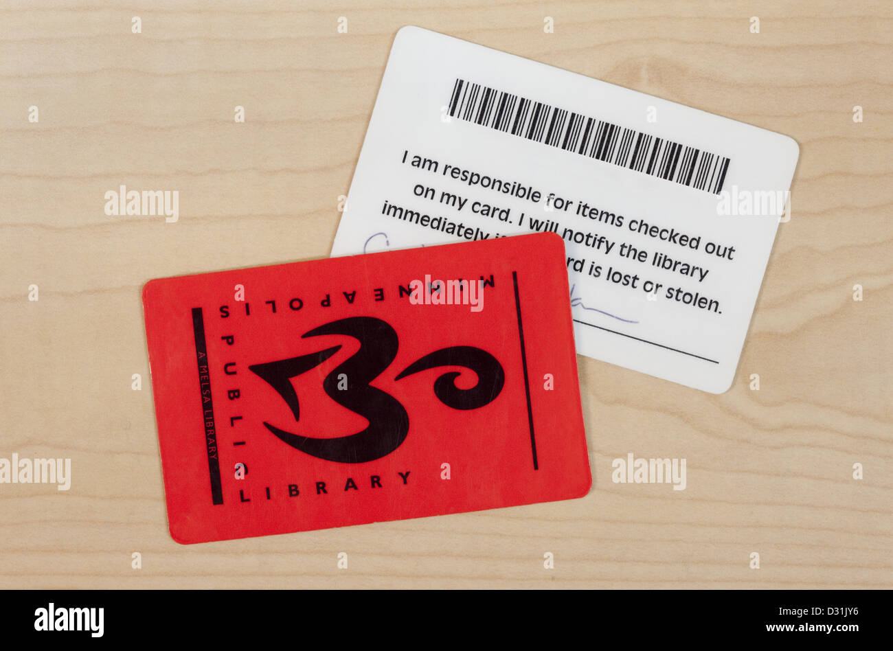 Les cartes de bibliothèque en plastique avec code barre Banque D'Images