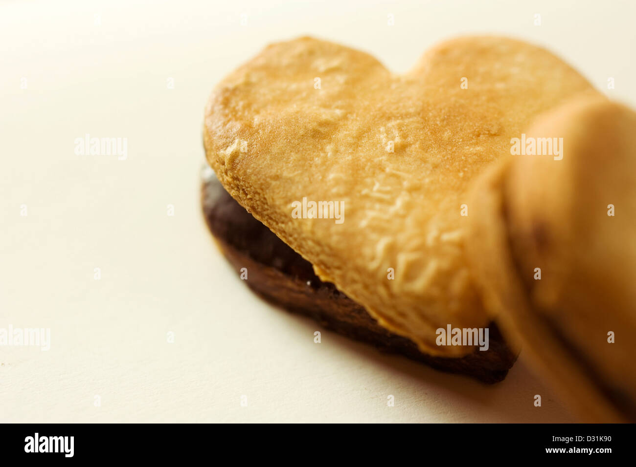 Coeur en chocolat biscuits qui reproduit un cadeau de Saint-Valentin. Douceurs sucrées comestibles comme expression de l'amour. Banque D'Images