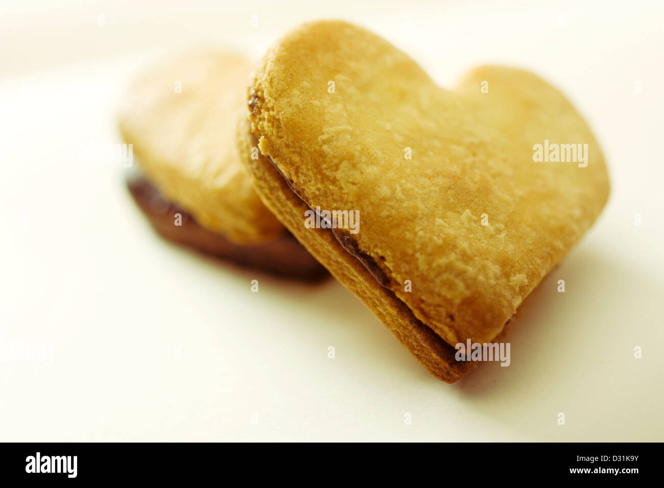 Chocolat en forme de coeur de beurre Crème cookies. Don de l'amour pour thème la Saint-Valentin. Banque D'Images