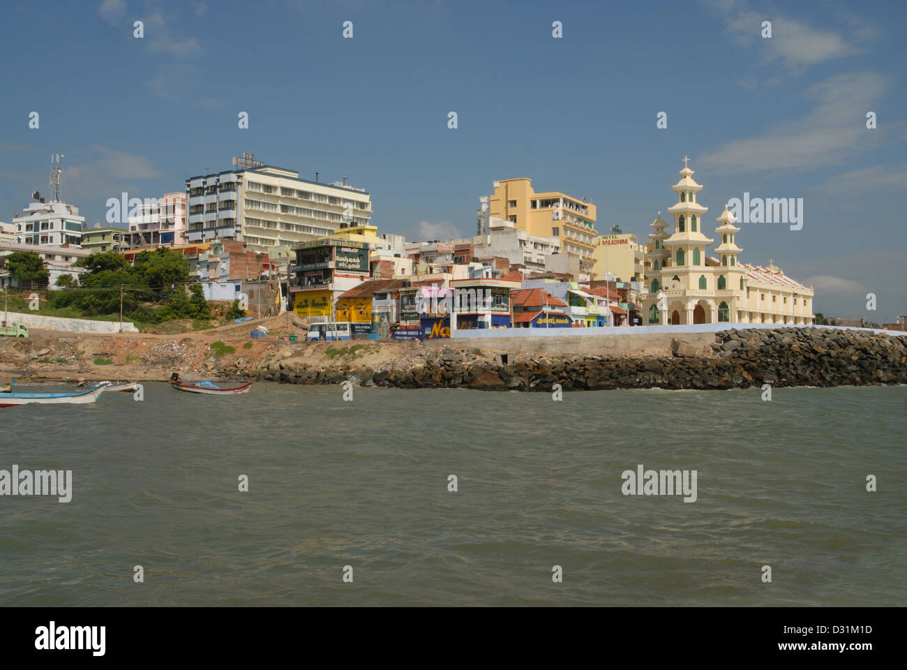 General-View de Vivekananda Memorial Rock Voir les hôtels et Masjid sur la banque de Kanyakumari. Banque D'Images