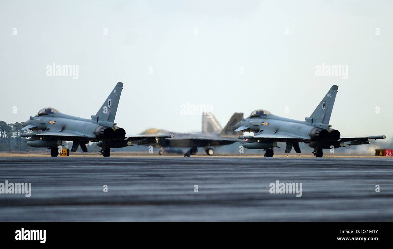 Deux Typhoon RP4s'attendre qu'un F-22 Raptor se prépare à décoller à Langley Air Force Base, en Virginie, le 30 janvier 2013. Banque D'Images