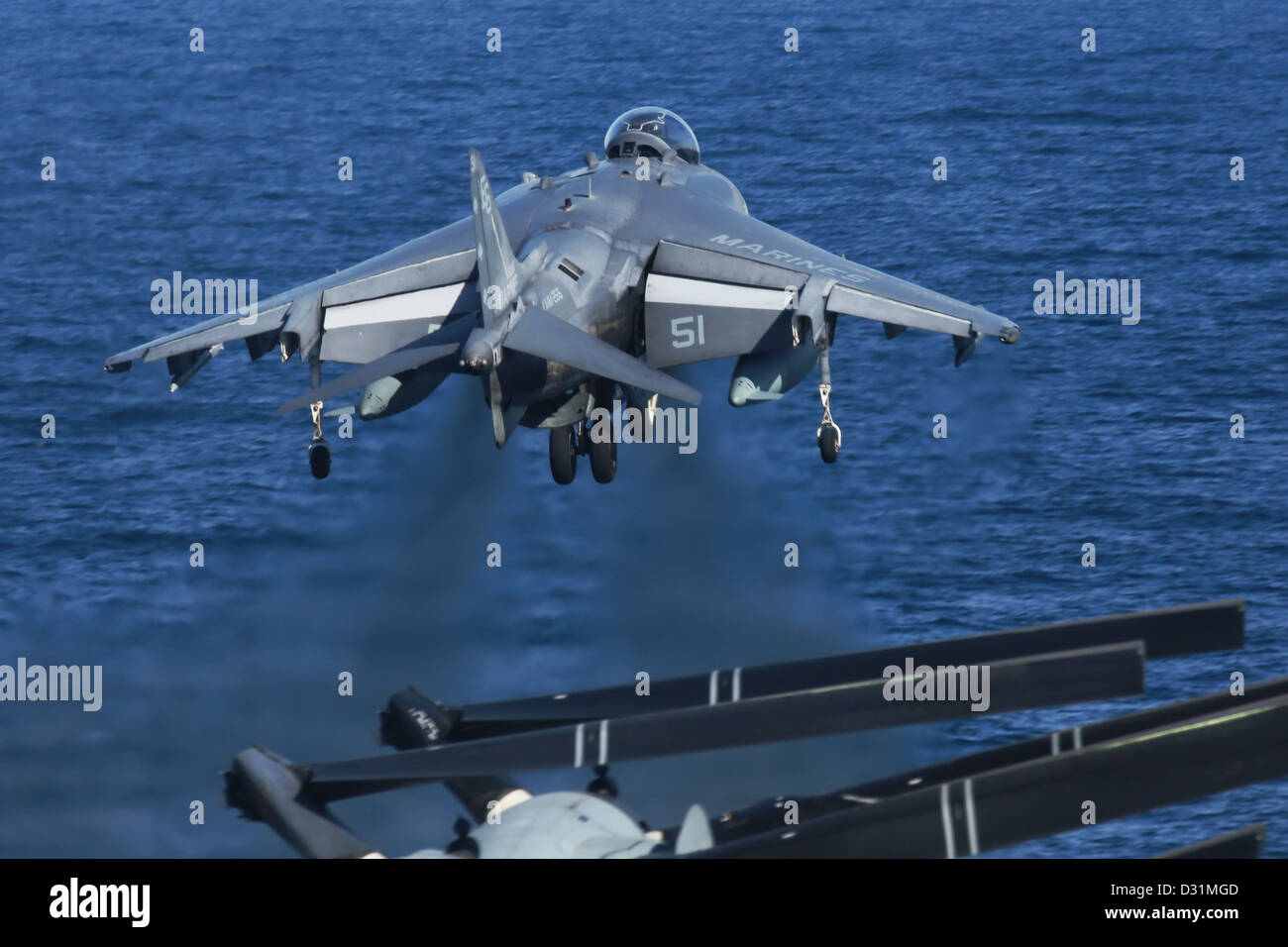 Un AV-8B Harrier du milieu marin de l'escadron à rotors basculants (VMM) 266 (rein) décolle de l'envol du navire d'assaut amphibie USS Kearsarge (DG 3). Kearsarge participe à la formation d'exercice de l'unité composite (COMPTUEX) au large de la côte Est de l'e Banque D'Images