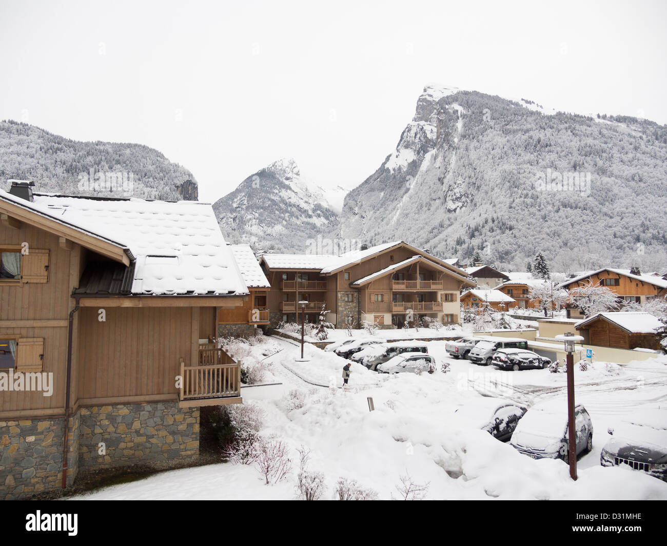 Les chalets de ski alpin avec la neige en hiver ci-dessous Le Criou montagne, vallée du Giffre, Samoëns en Haute-Savoie, Rhône-Alpes, France Banque D'Images