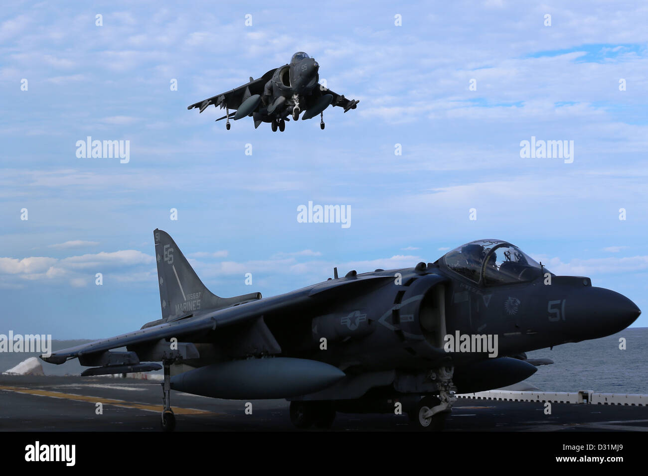 Un AV-8B Harrier du milieu marin de l'escadron à rotors basculants (VMM) 266 (rein) s'approche de la cabine de pilotage du navire d'assaut amphibie USS Kearsarge (DG 3). Kearsarge participe à la formation d'exercice de l'unité composite (COMPTUEX) au large de la côte Est de l'ONU Banque D'Images