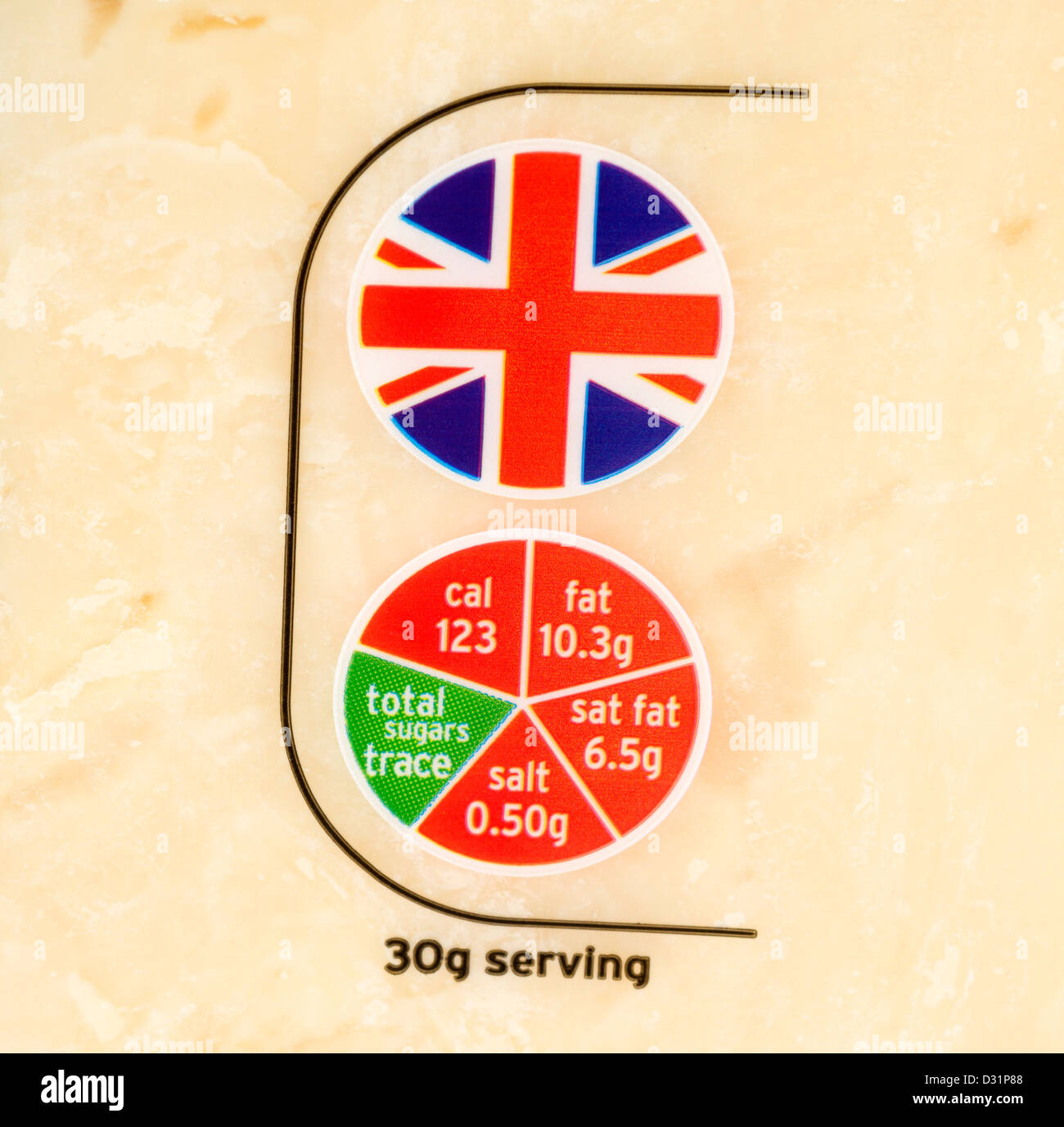 De près de l'origine britannique et 'feu' les étiquettes des aliments sur un paquet de fromage cheddar Sainsbury's, UK Banque D'Images