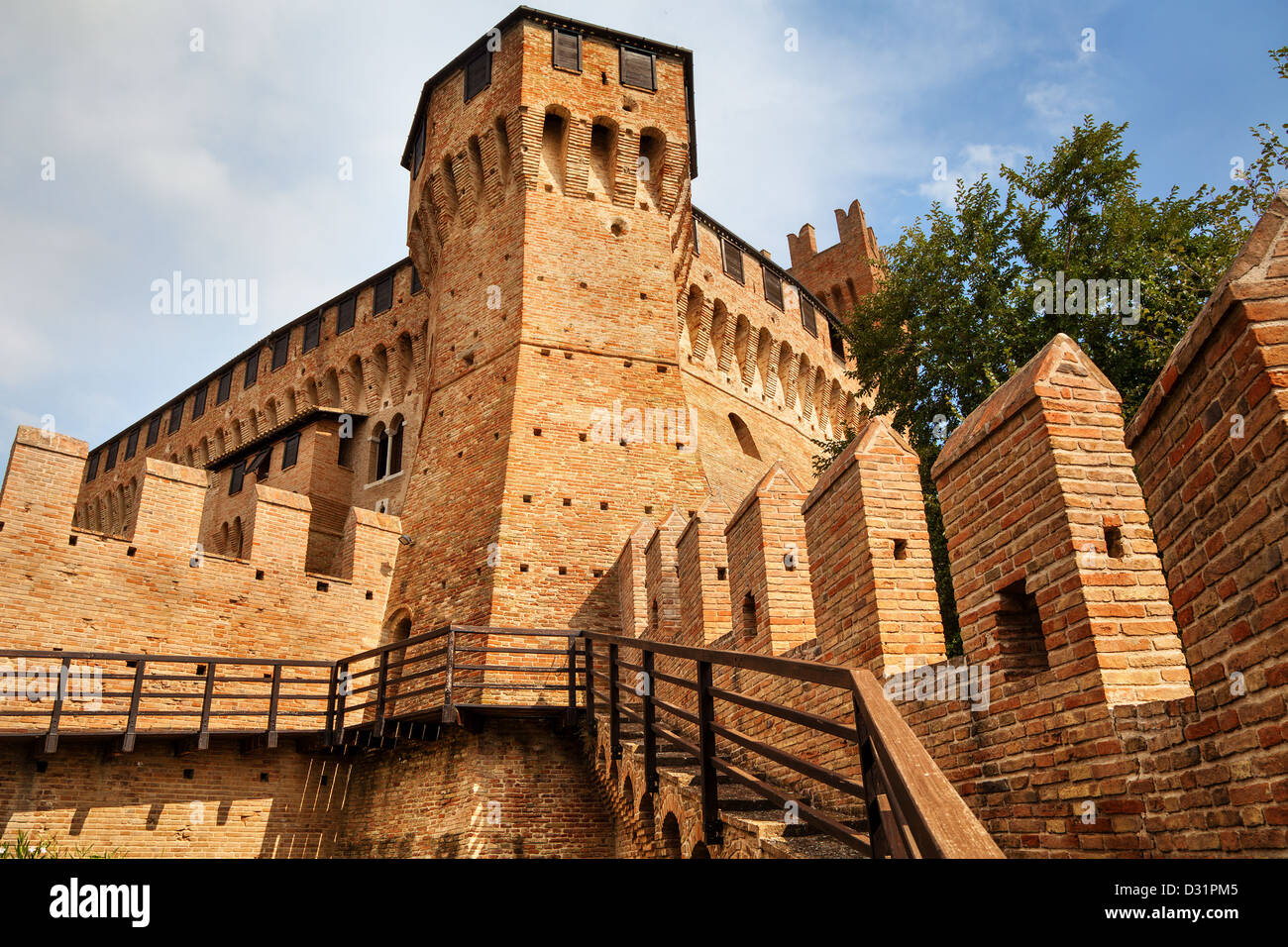 Vue des tours de l'époque médiévale château de Gradara en région des Marches de l'Italie Banque D'Images
