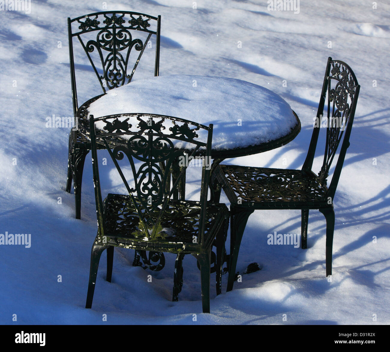 Table et chaises couvertes de neige Banque D'Images