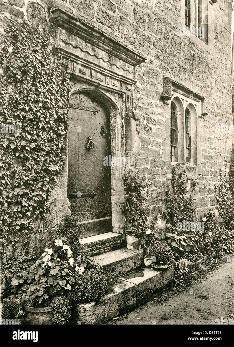 Une plaque phototypie intitulé ' porte à Warren House, Stanton, Glos.' numérisées à haute résolution à partir d'un livre publié en 1905. Banque D'Images