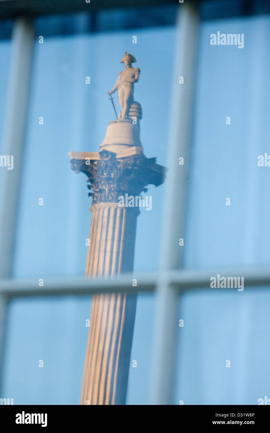 La colonne Nelson reflétée dans la fenêtre Trafalgar Square London England UK Banque D'Images