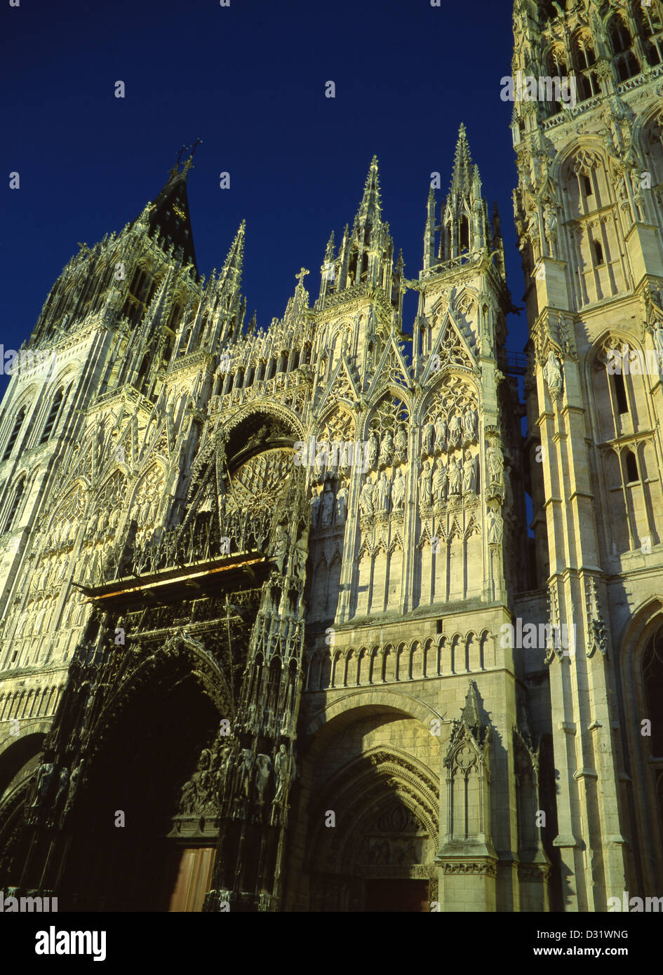 La Cathédrale de Rouen avant de l'ouest au crépuscule / Crépuscule / nuit Seine-Maritime Haute-normandie Haute Normandie France Banque D'Images