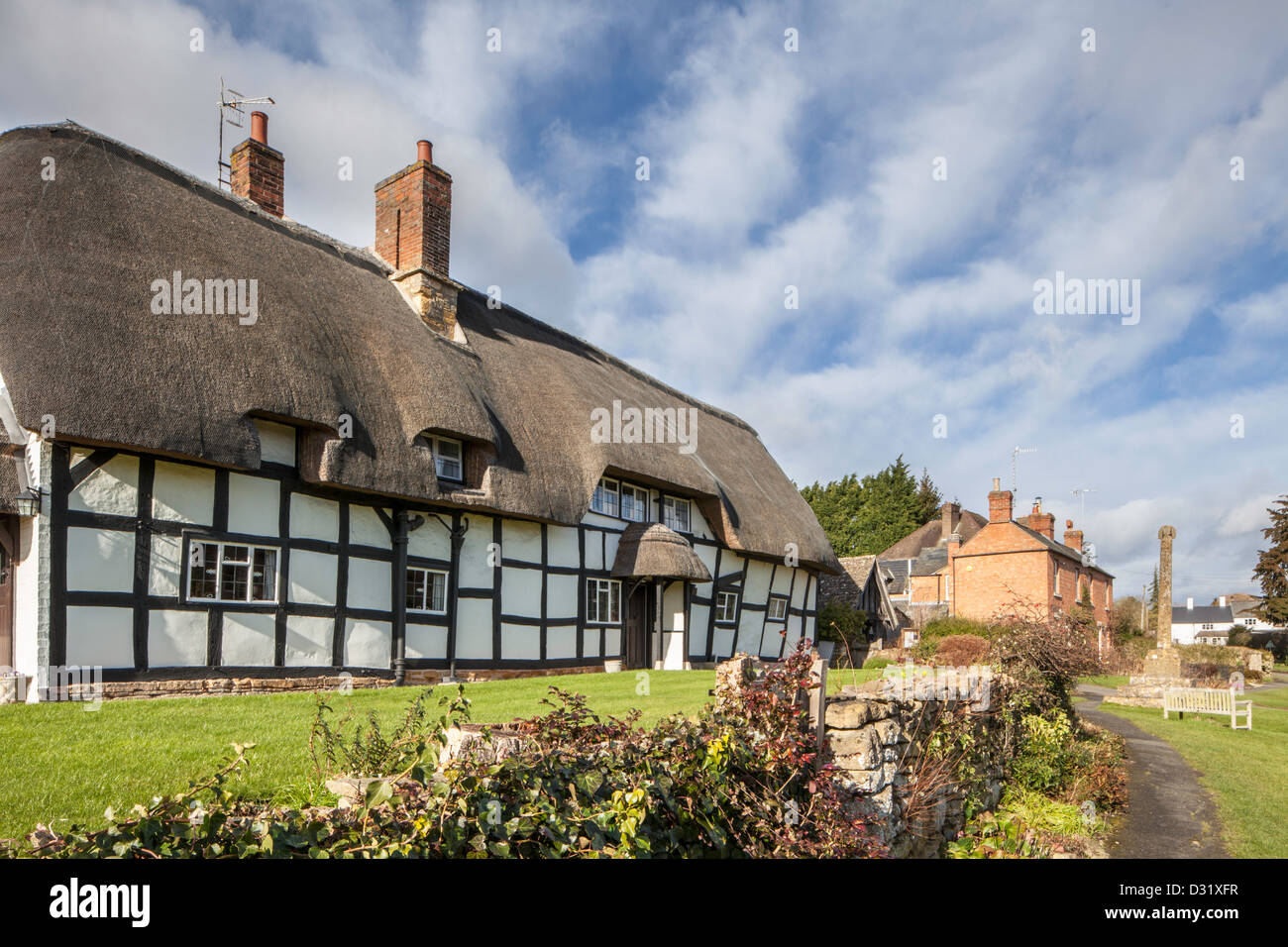 Maison à colombages au toit de chaume, Ashton sous Hill, Worcestershire, Angleterre, RU Banque D'Images