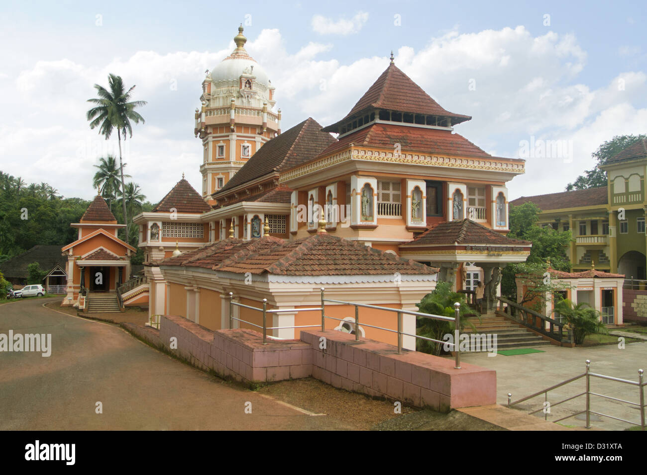 Devi Shri Shantadurga Temple, à 33 km de Panaji au pied du village de Kavalem Ponda Taluka, Goa, Inde Banque D'Images