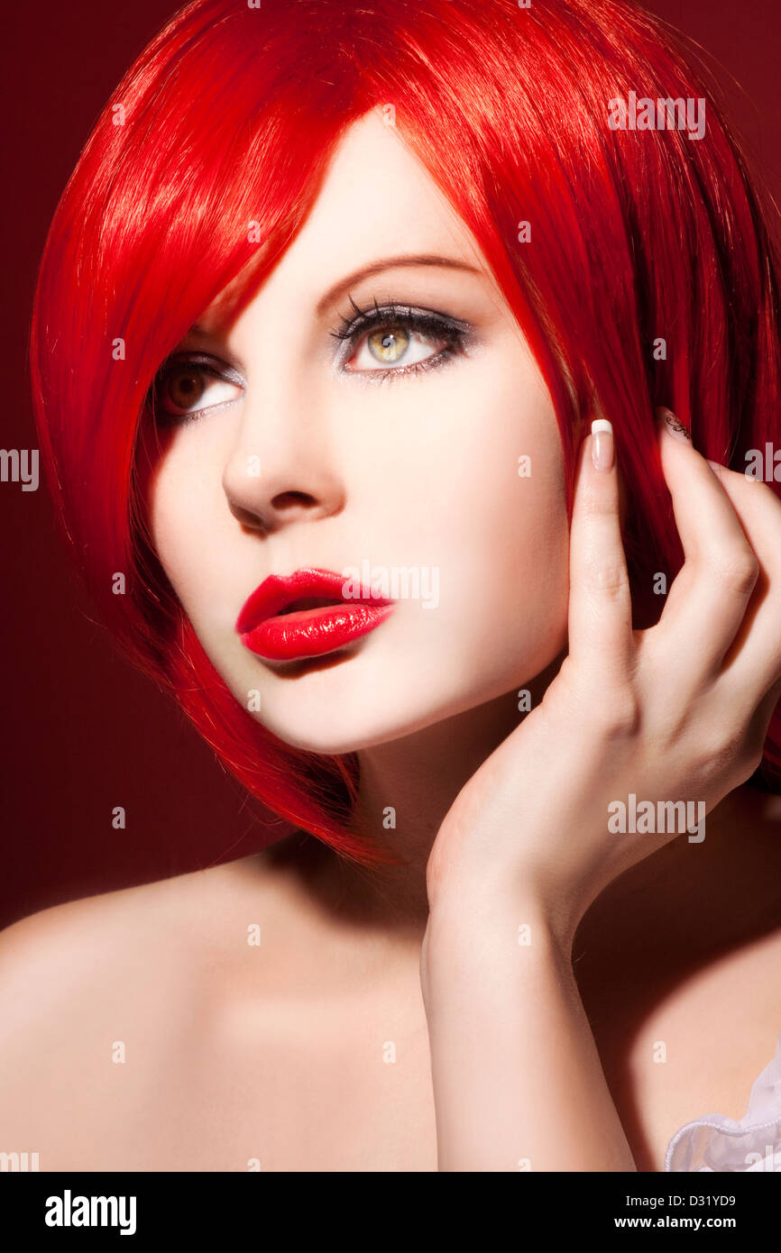 Beautiful woman portrait avec de superbes cheveux rouges et belles composent Banque D'Images