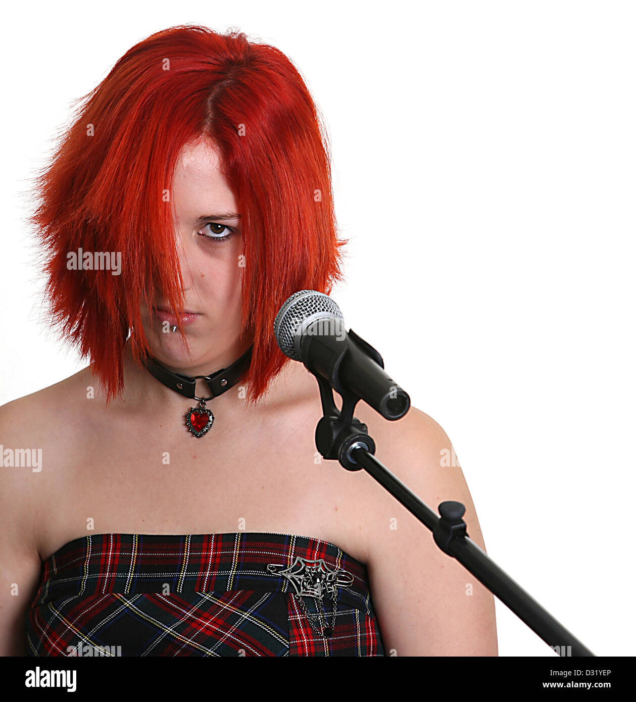 Belle jeune femme à la tête rouge dans le studio à la dépression avec un  microphone, Septembre 2009 Photo Stock - Alamy