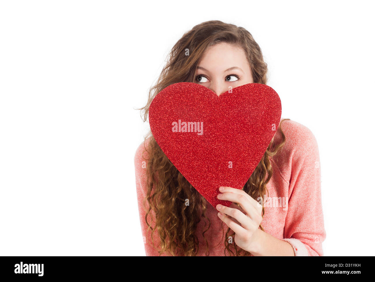 Happy girl peeking sur un cœur pour la Saint-Valentin Banque D'Images